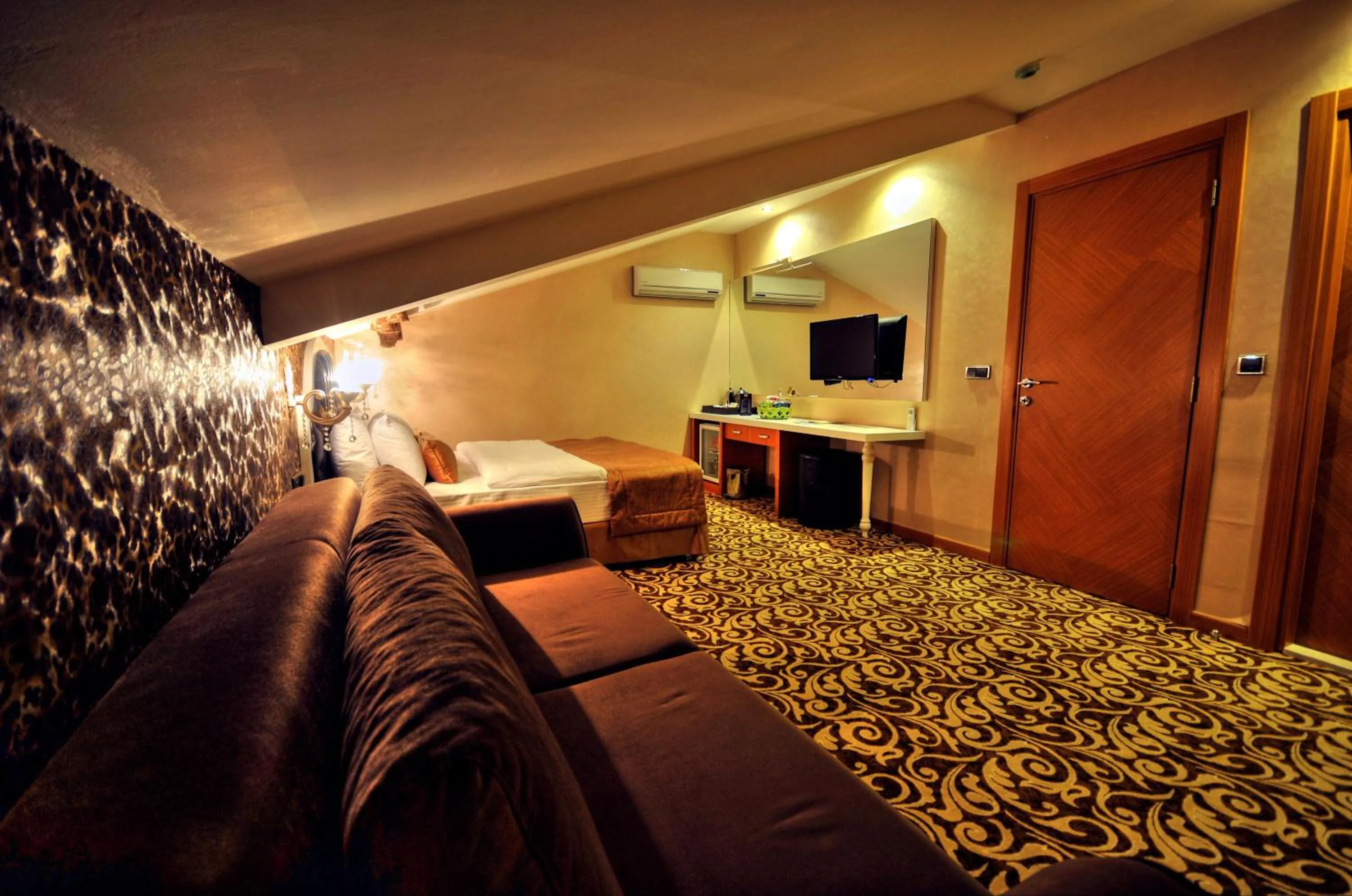 Bedroom in Golden Deluxe Hotel