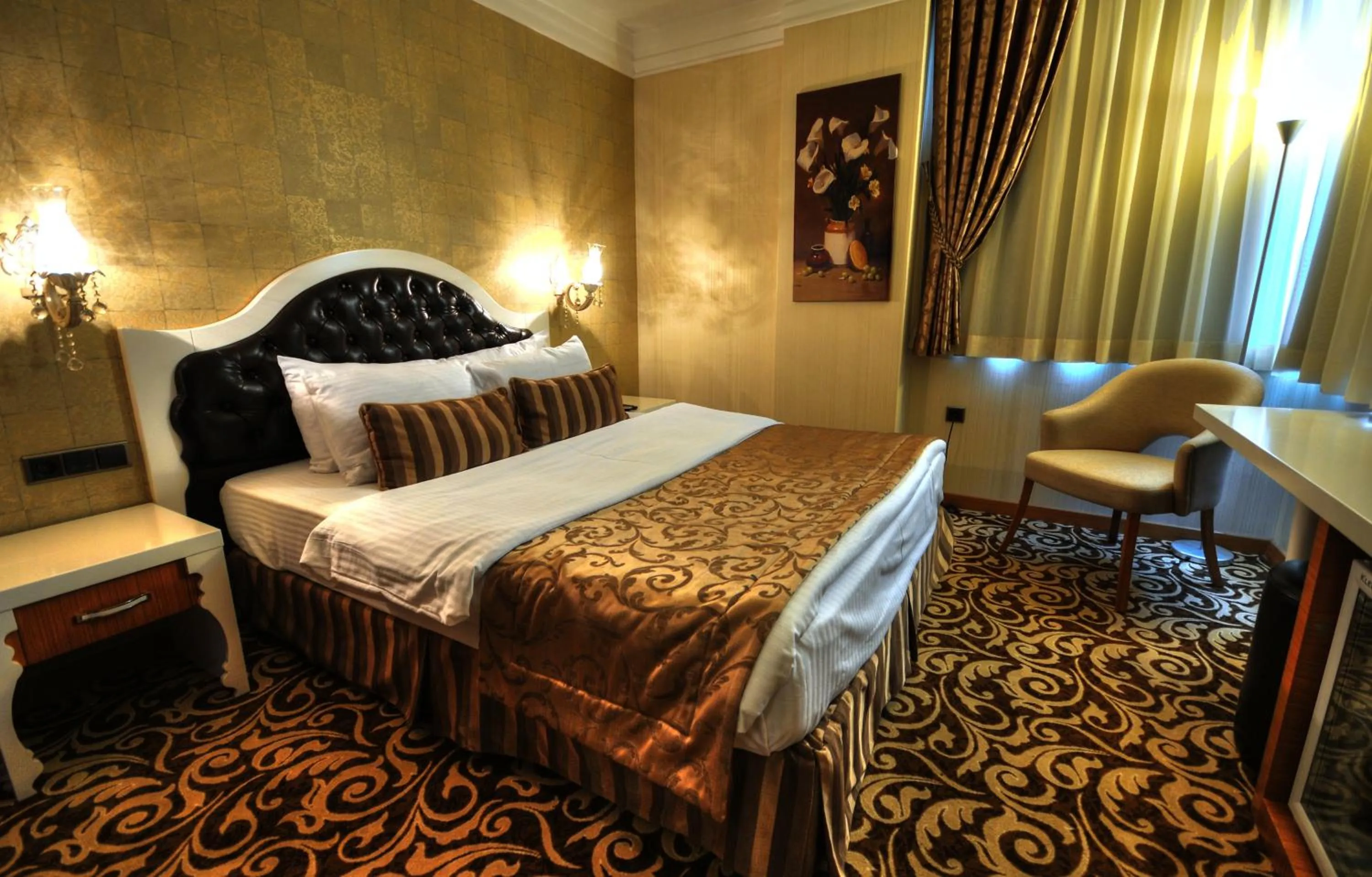 Bedroom, Bed in Golden Deluxe Hotel