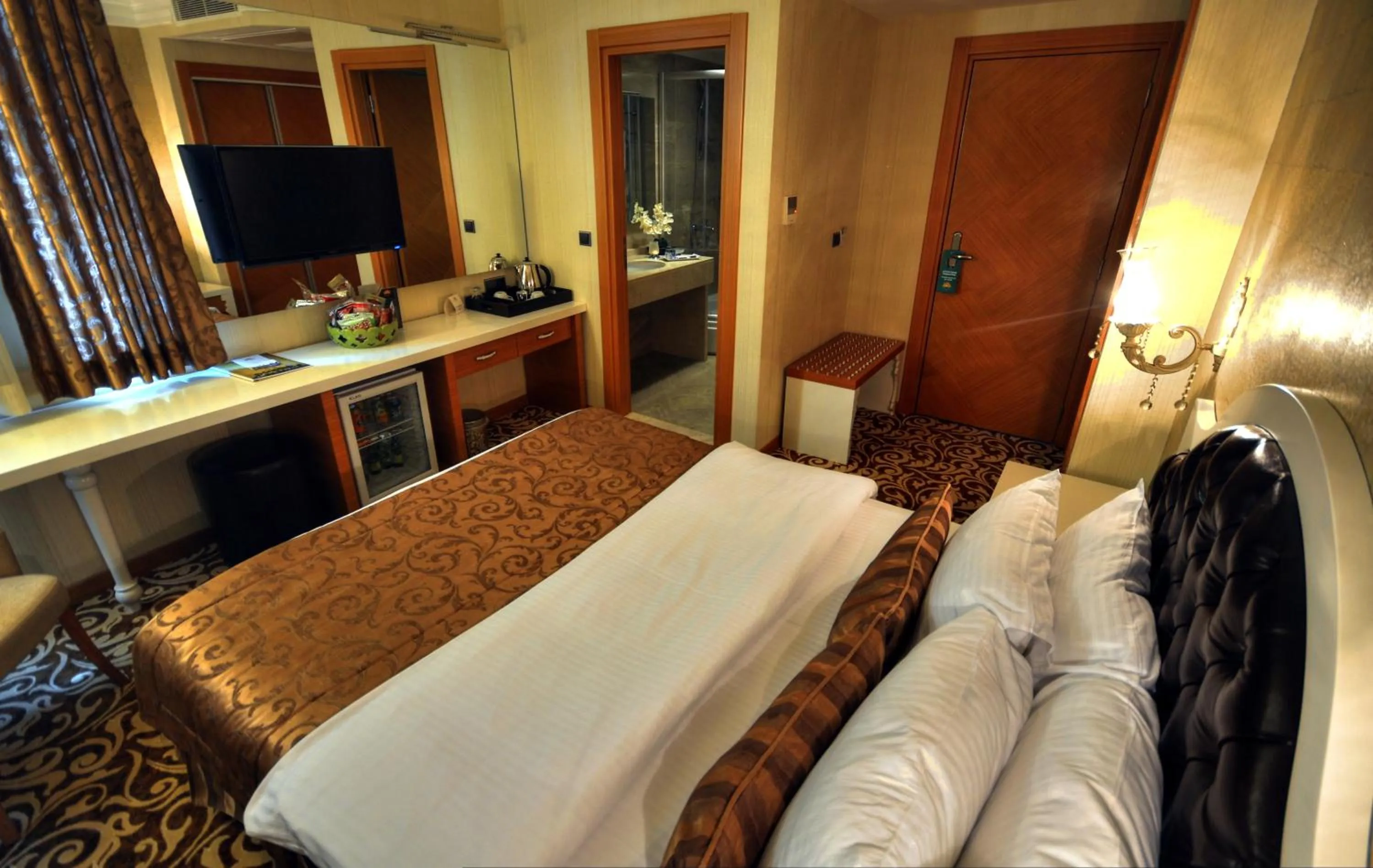 Bedroom, Bed in Golden Deluxe Hotel