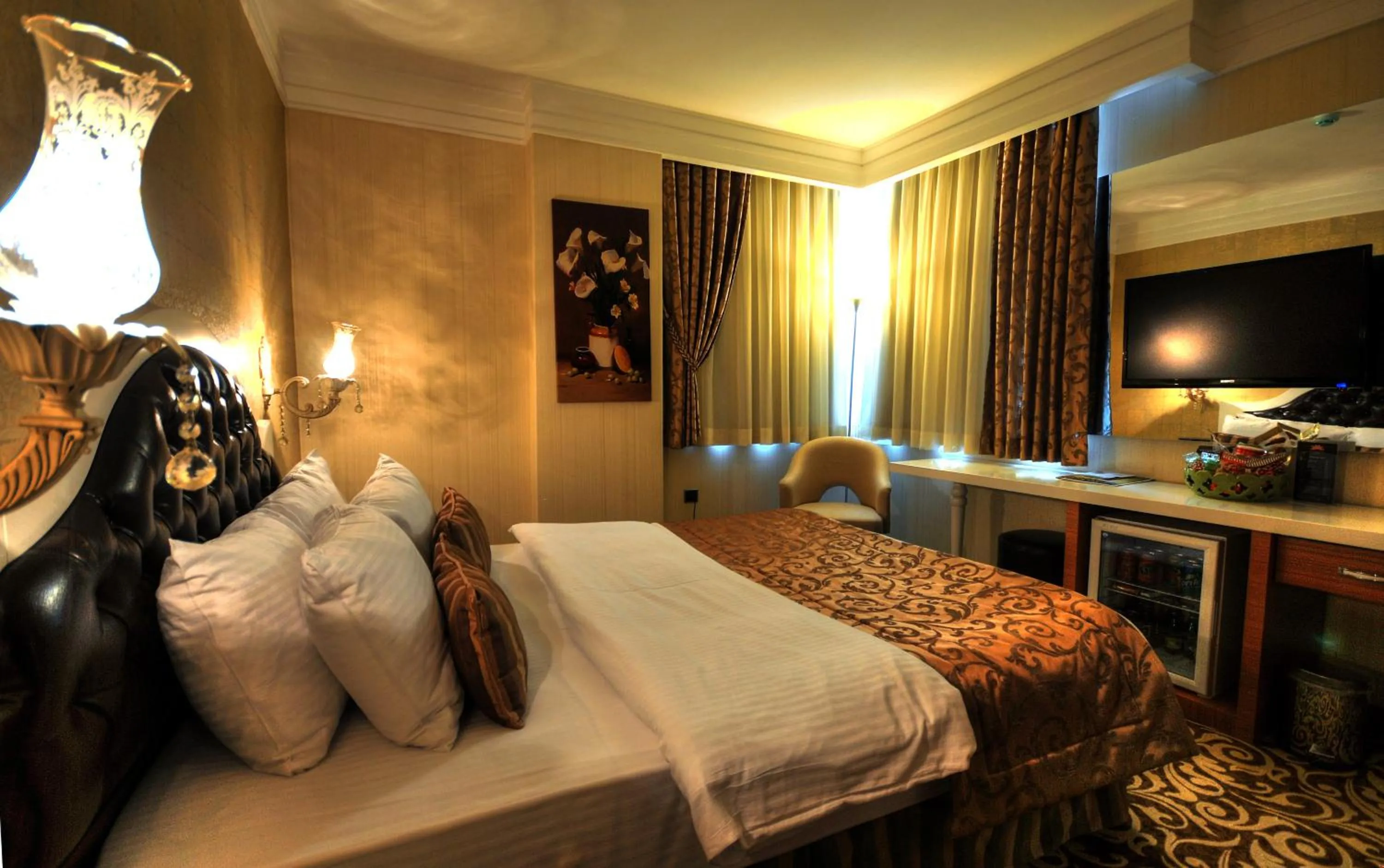 Bedroom, Bed in Golden Deluxe Hotel