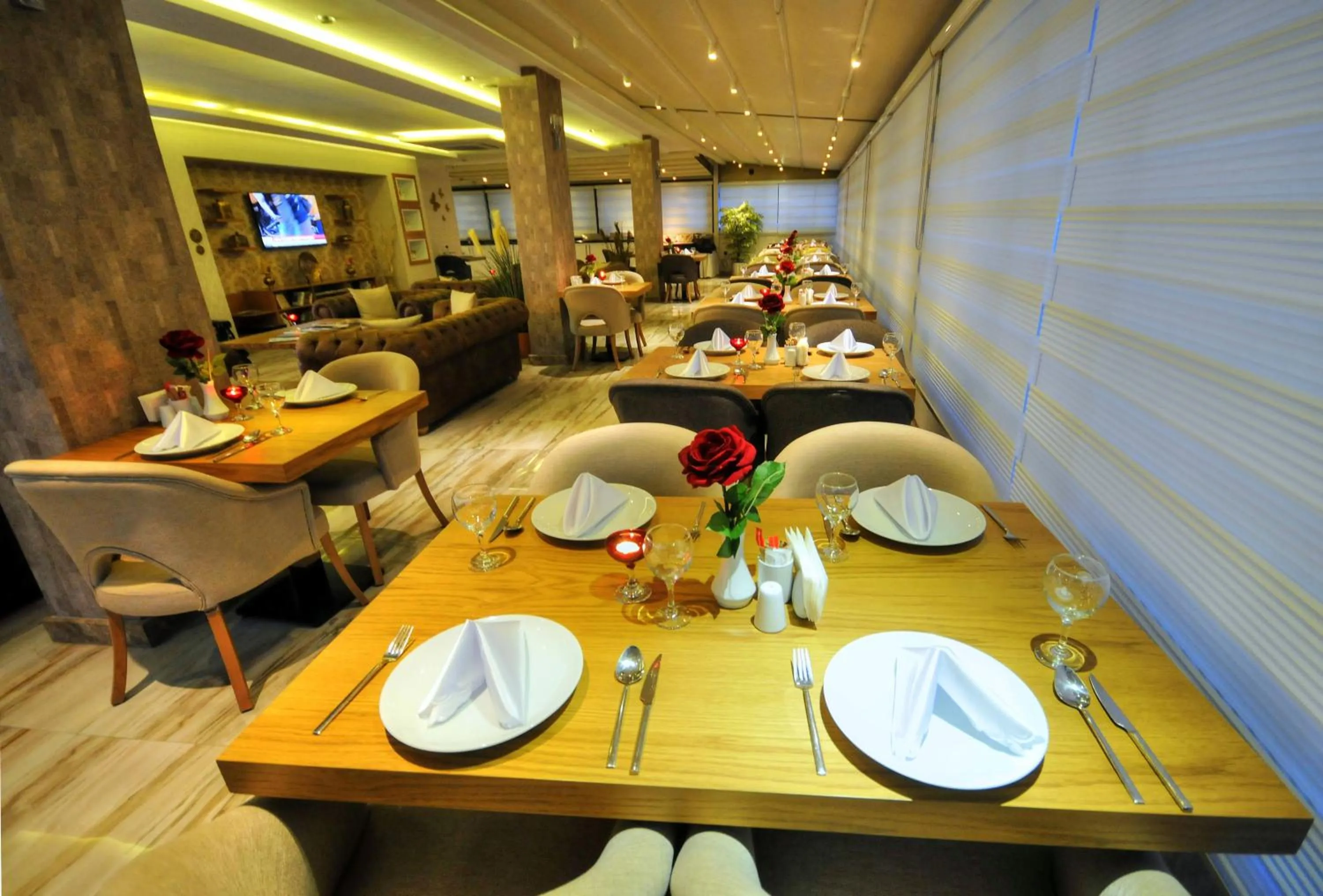 Restaurant/places to eat in Golden Deluxe Hotel