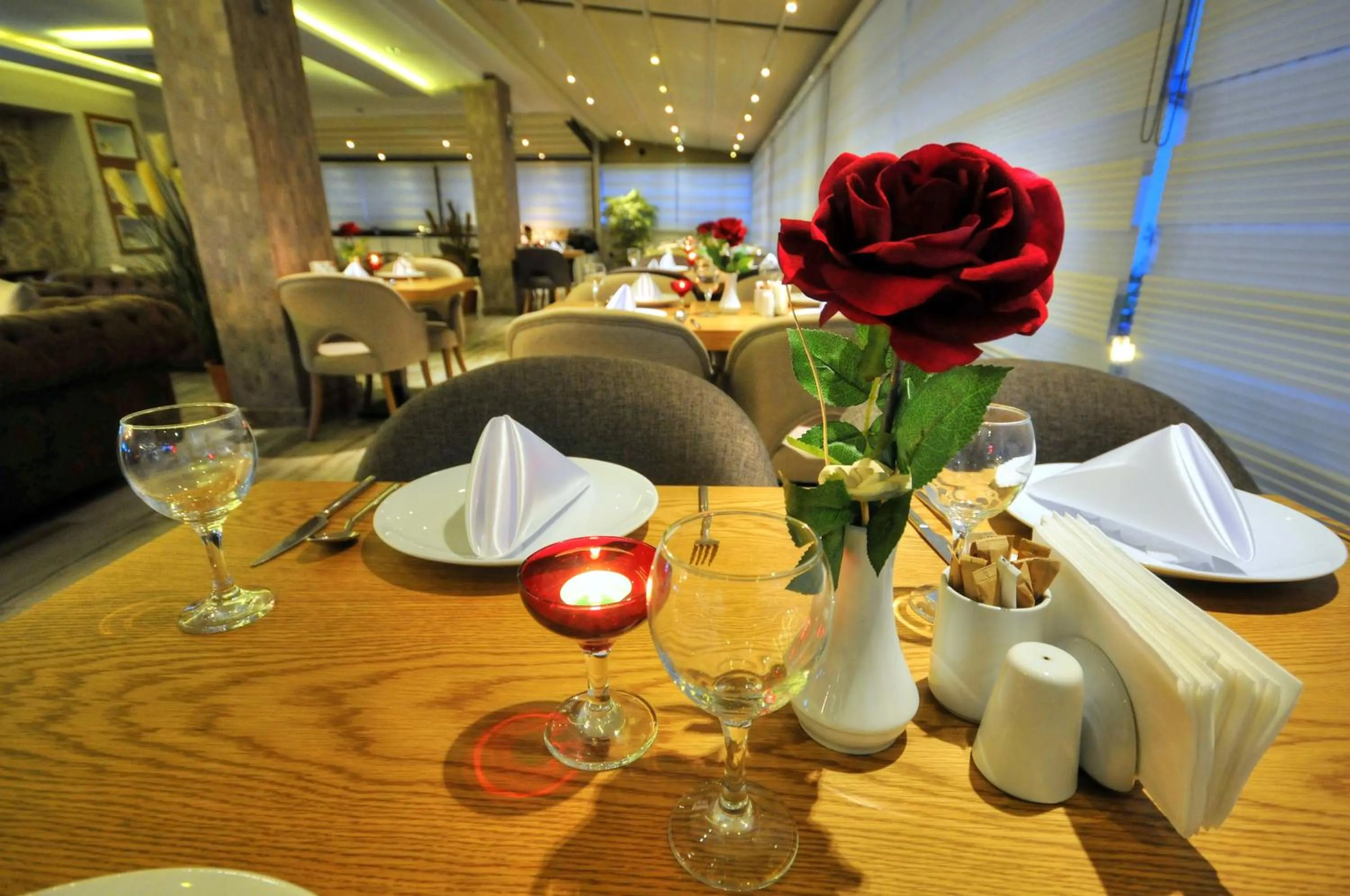 Restaurant/places to eat in Golden Deluxe Hotel