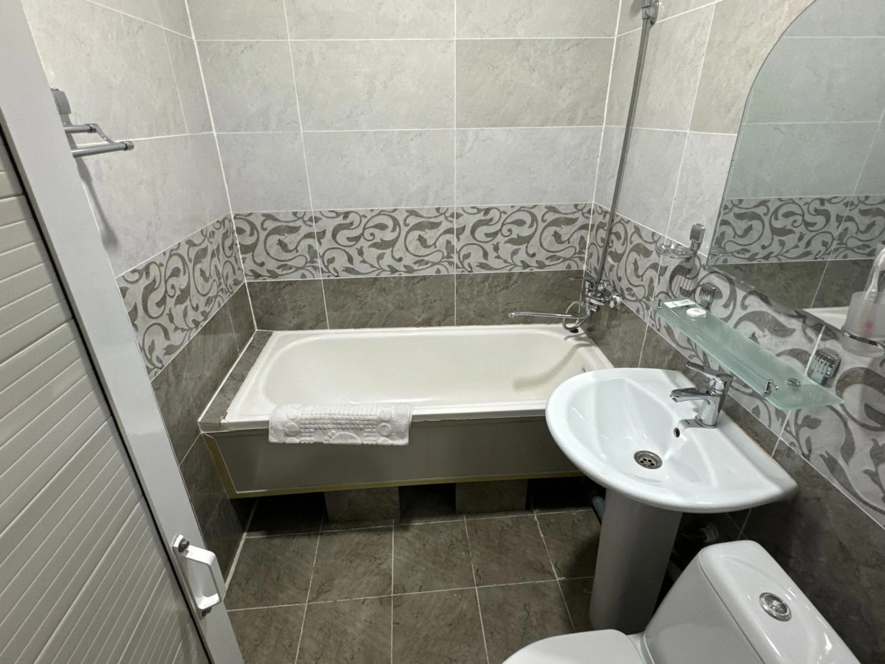 Shower in RATMINA HOTEL