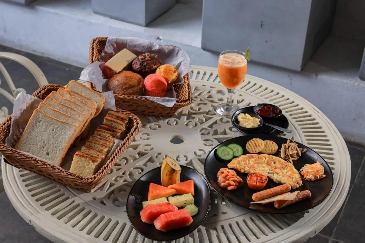 Breakfast in Queens Lake Cabin