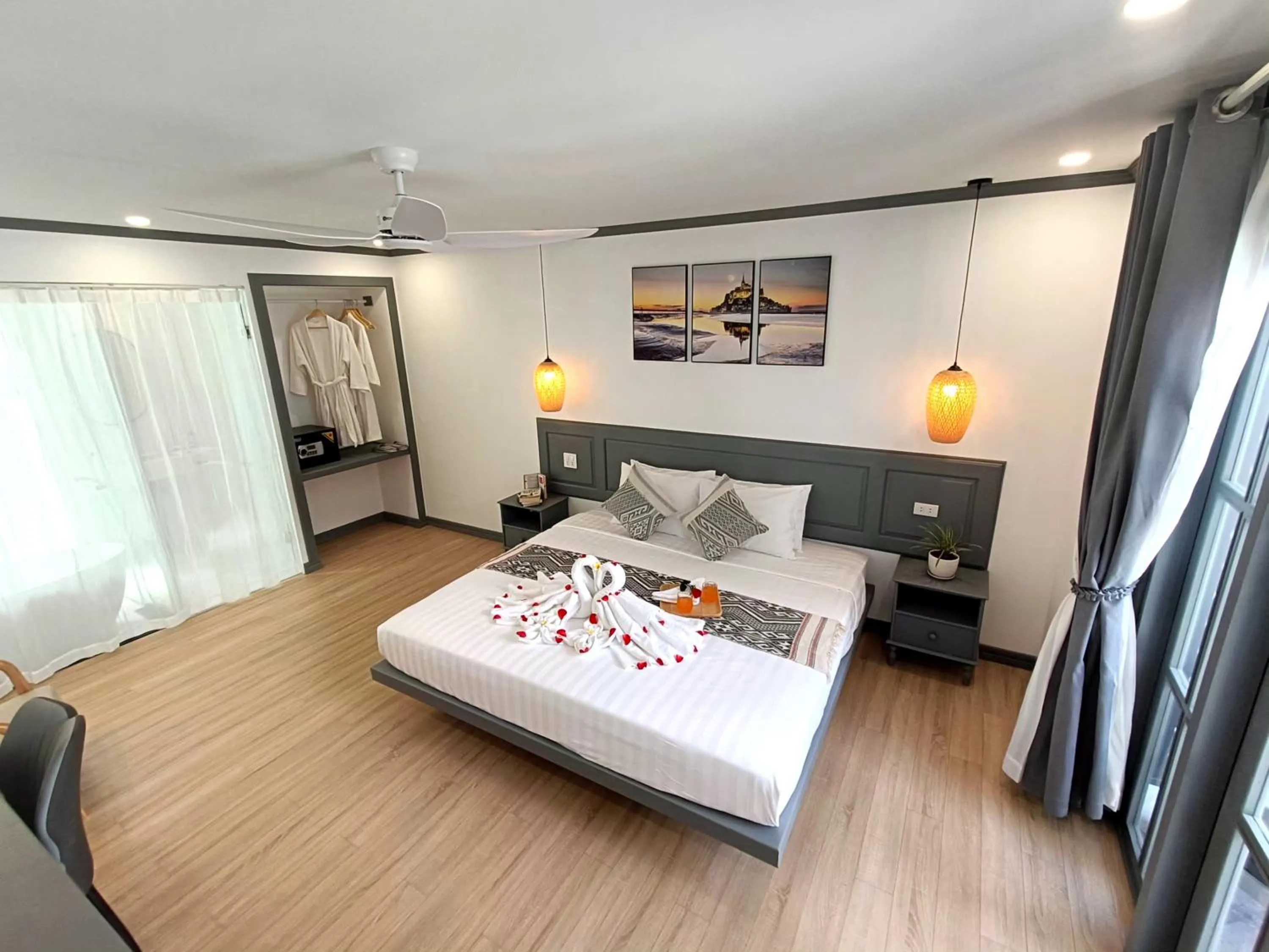 Photo of the whole room, Bed in LuangPrabang Pearl Hotel