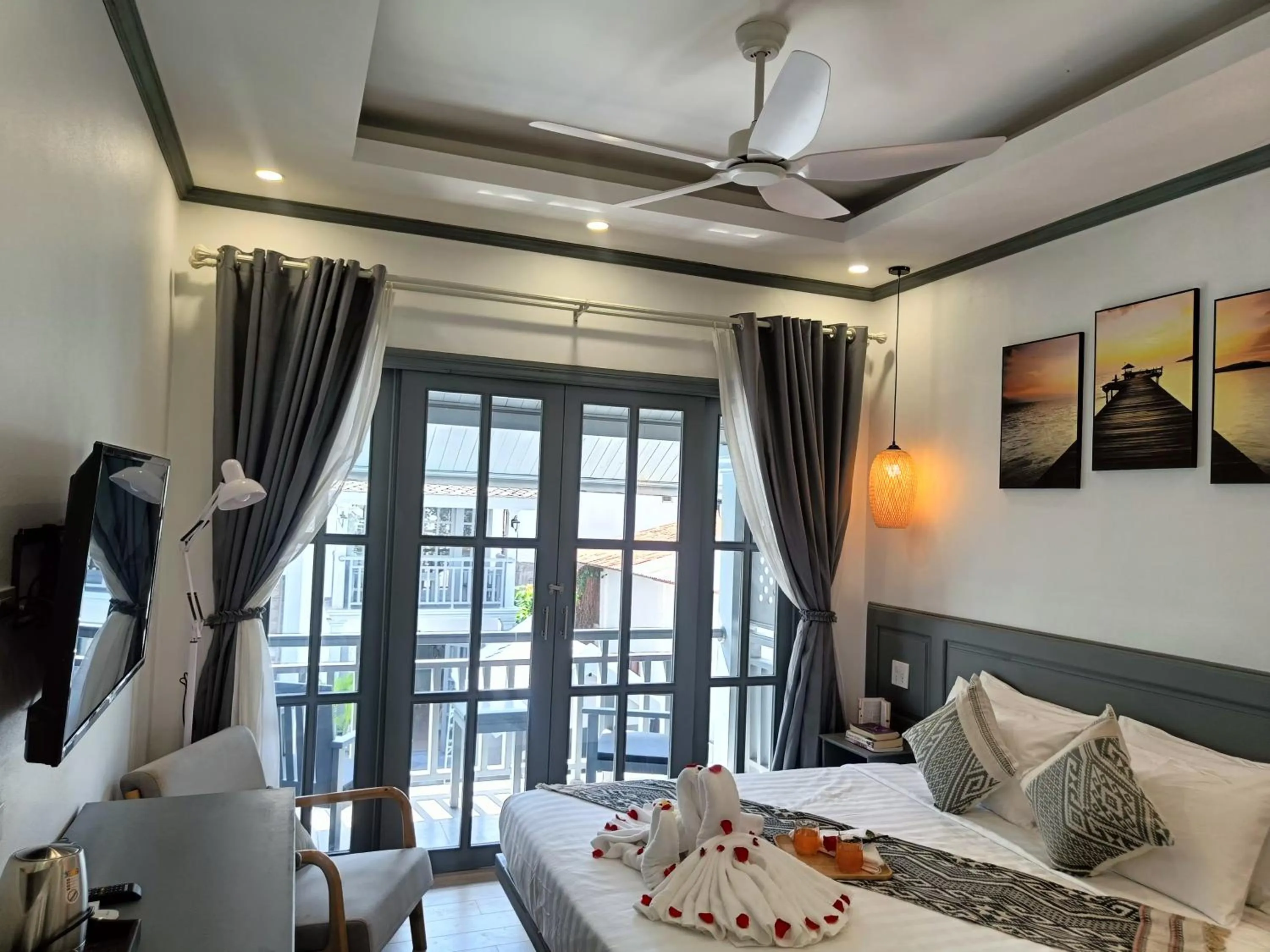 Photo of the whole room, Bed in LuangPrabang Pearl Hotel