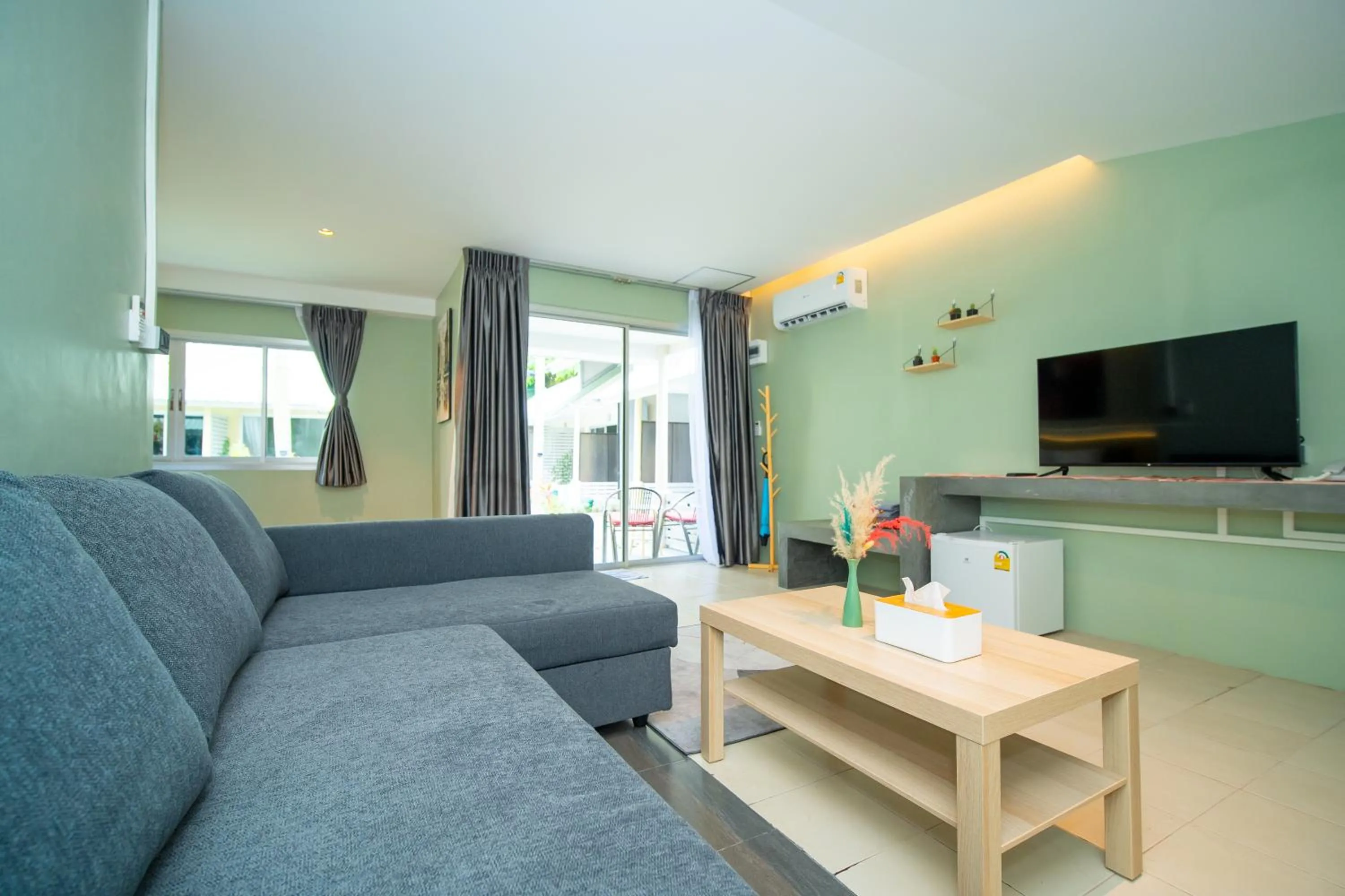 Communal lounge/ TV room in Maiiam Bungalows Kata Beach