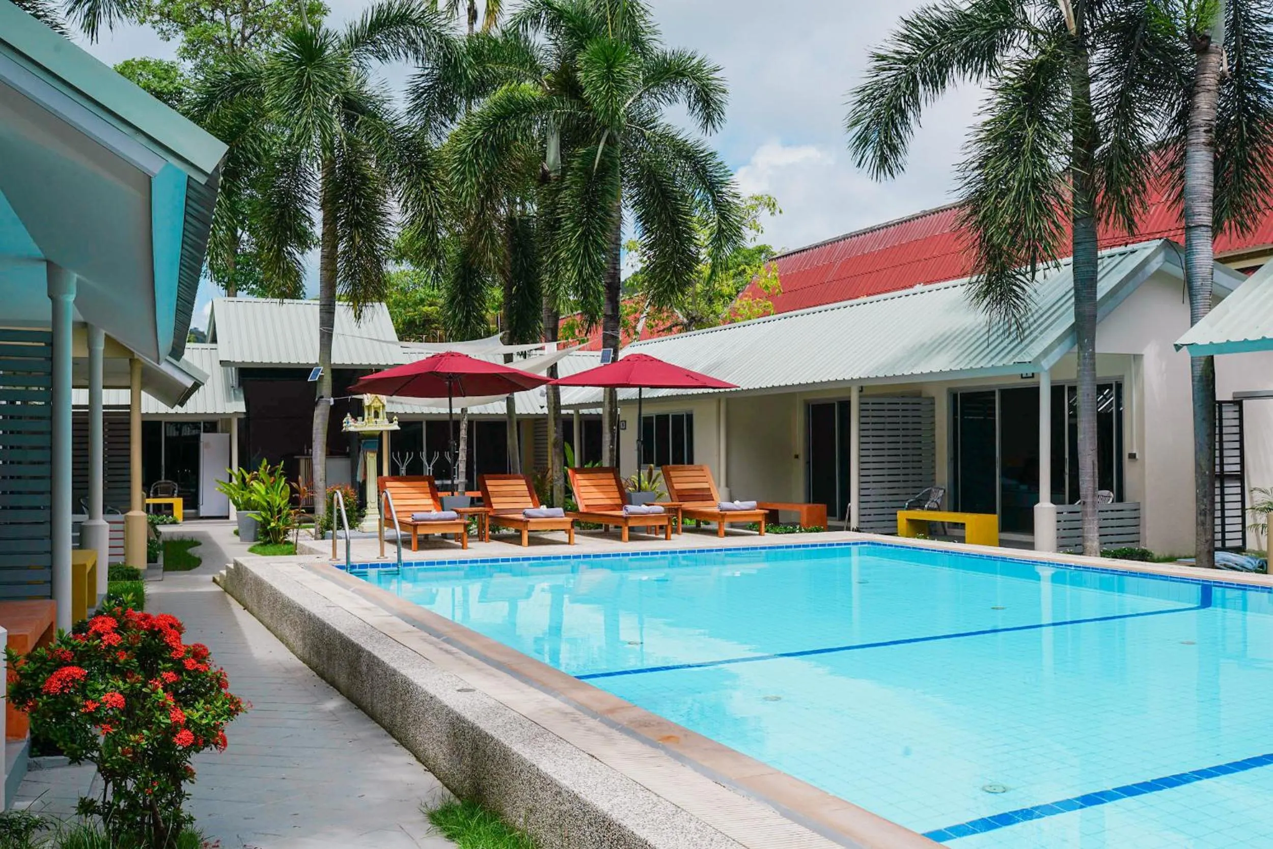 Swimming pool in Maiiam Bungalows Kata Beach