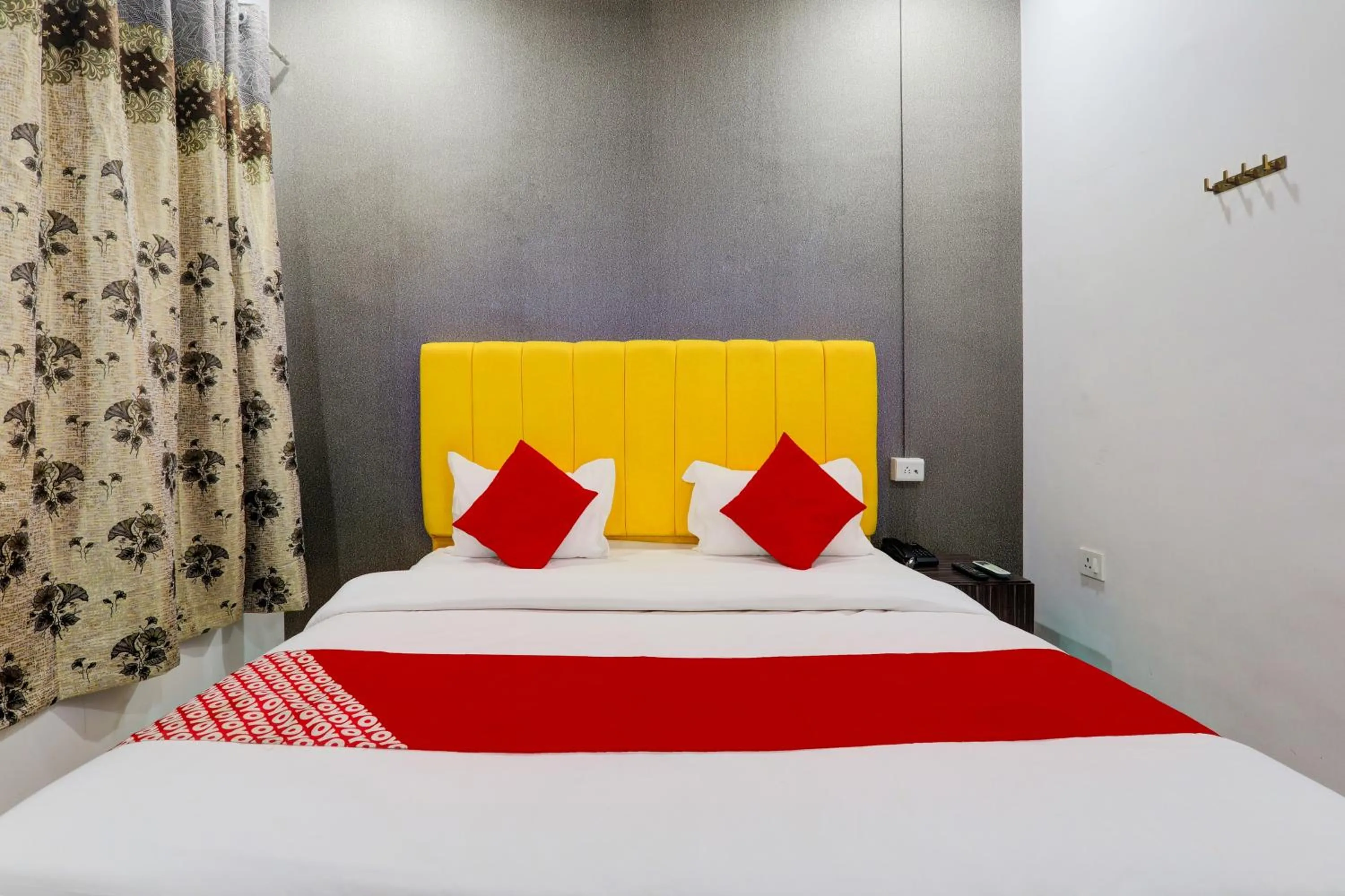 Facade/entrance, Bed in Hotel O Ideal Inn