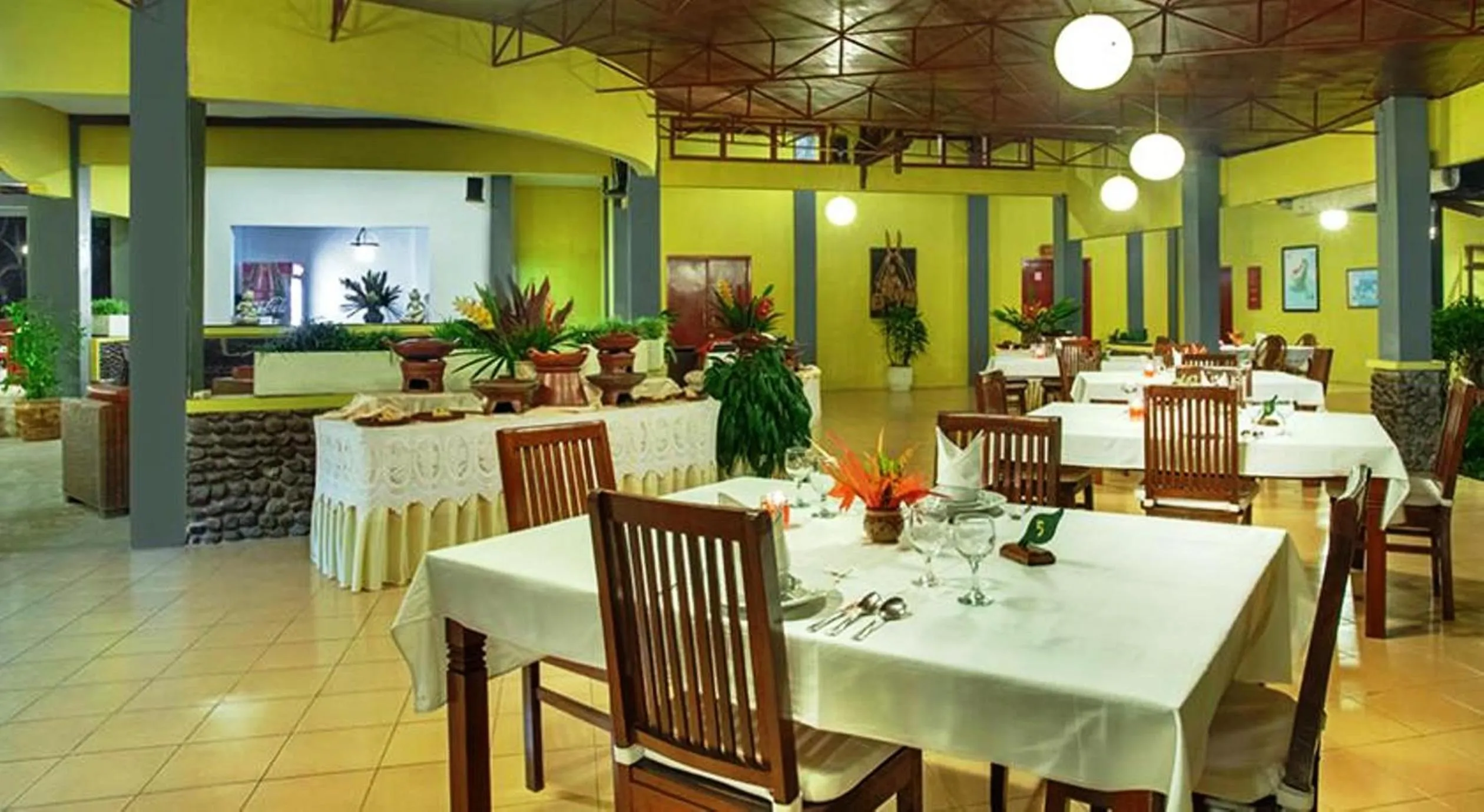 Restaurant/places to eat in Margo Utomo Hill View Resort