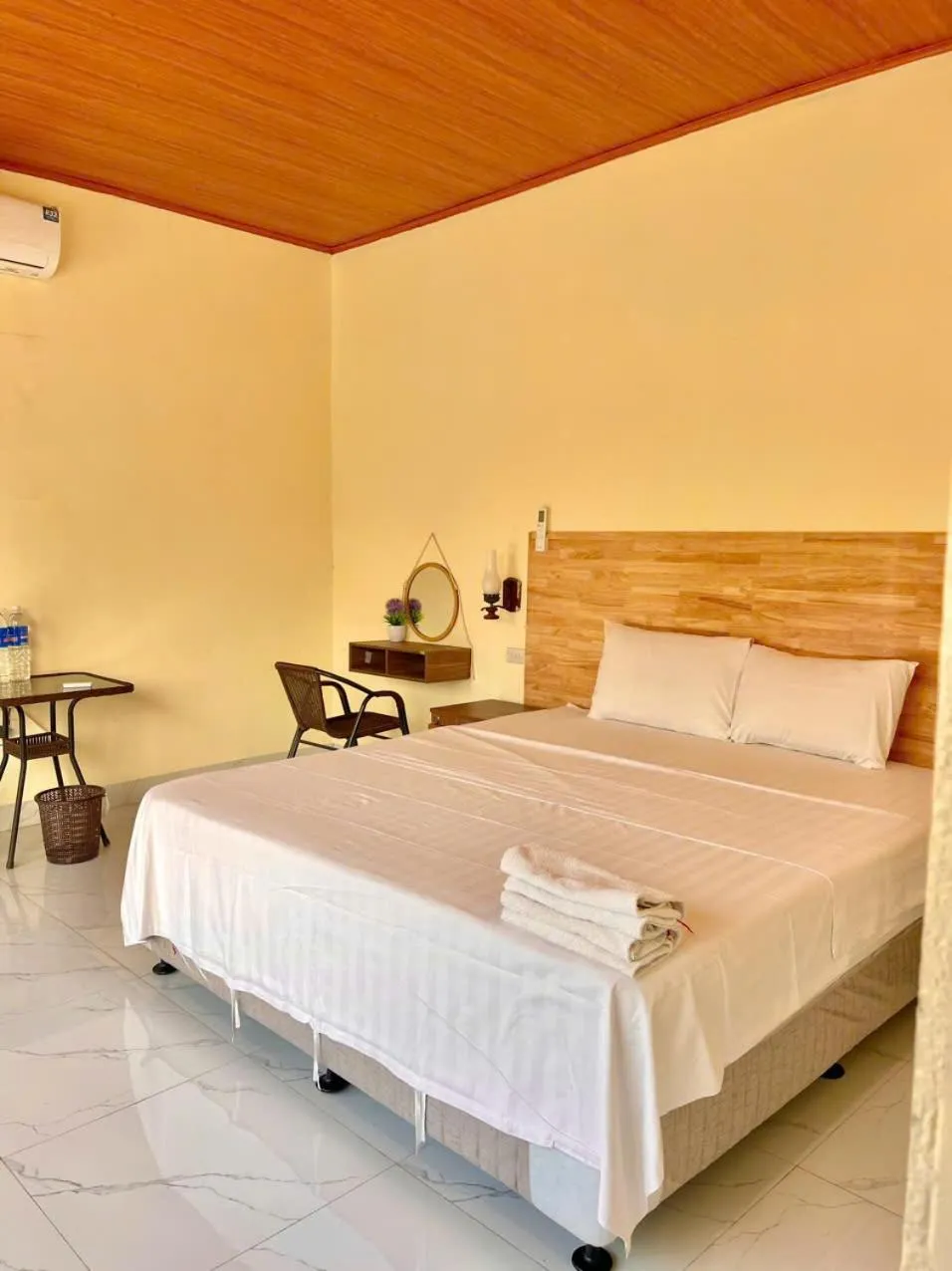 Photo of the whole room, Bed in Tam Coc Cat Luong Homestay