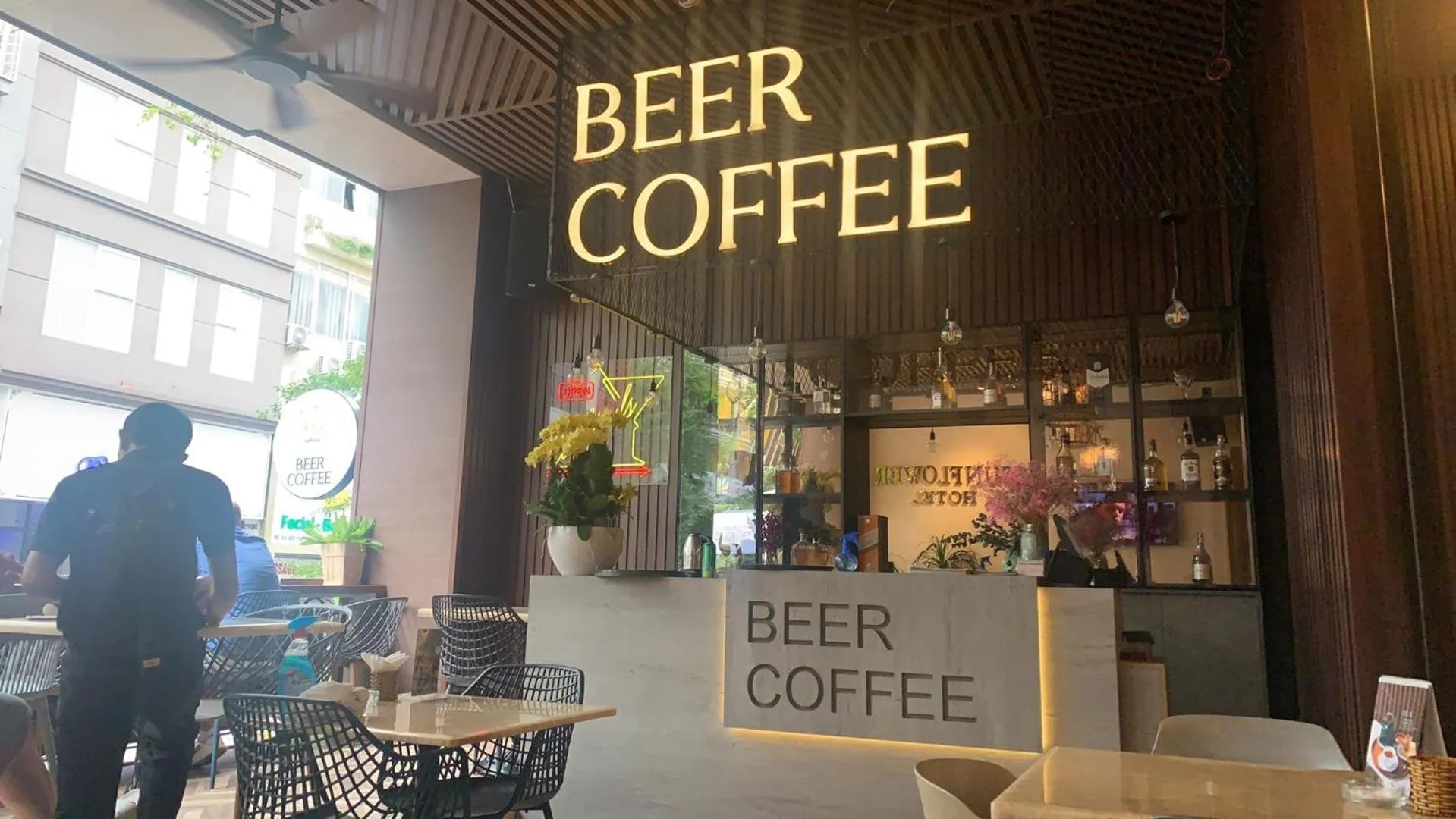 Restaurant/places to eat in Sunflower Luxury Hotel