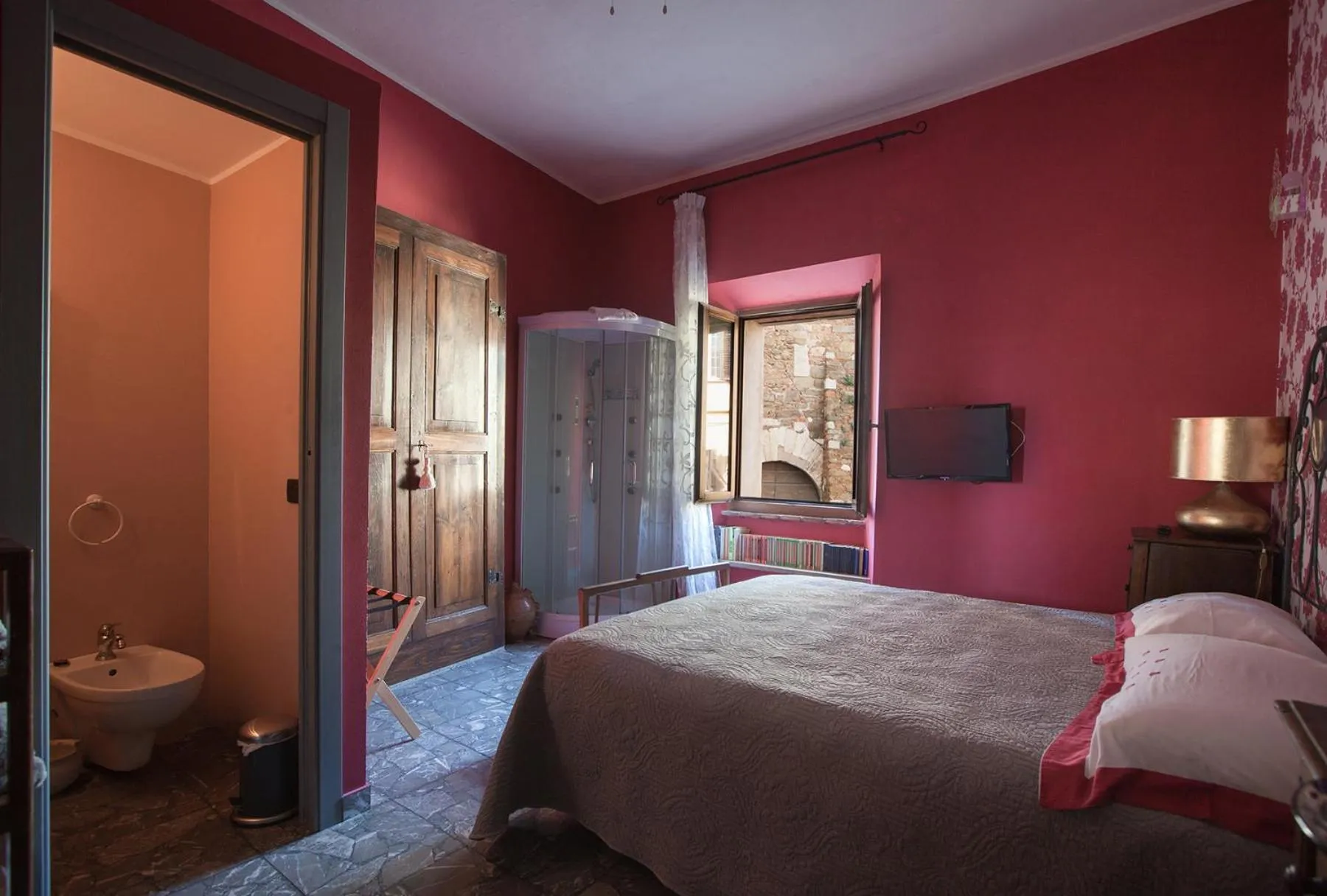 Shower, Bed in Vedetta Townhouse - camere e appartamenti nel centro storico by Be Vedetta
