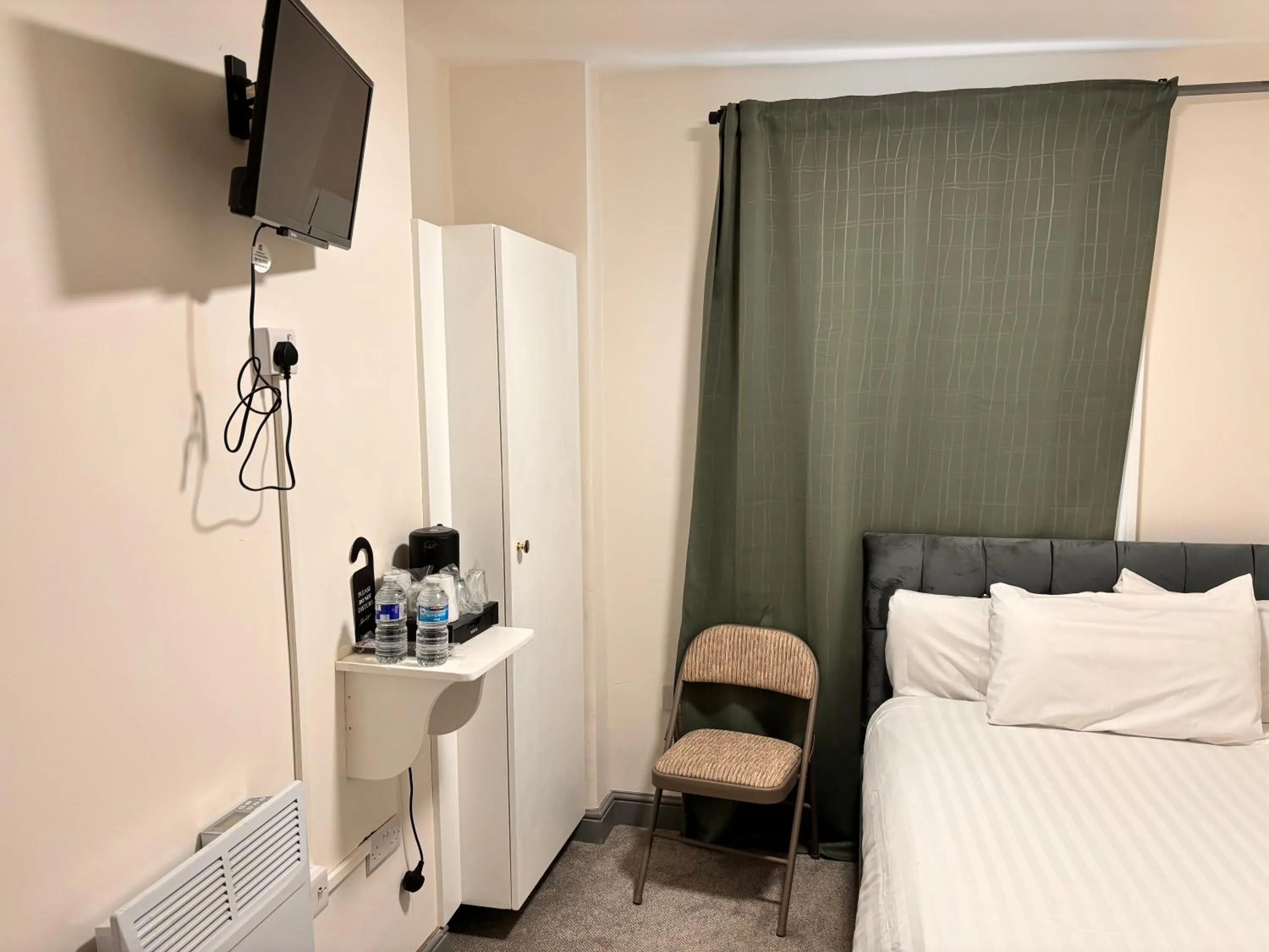 TV and multimedia, Bed in Ivy House Hotel