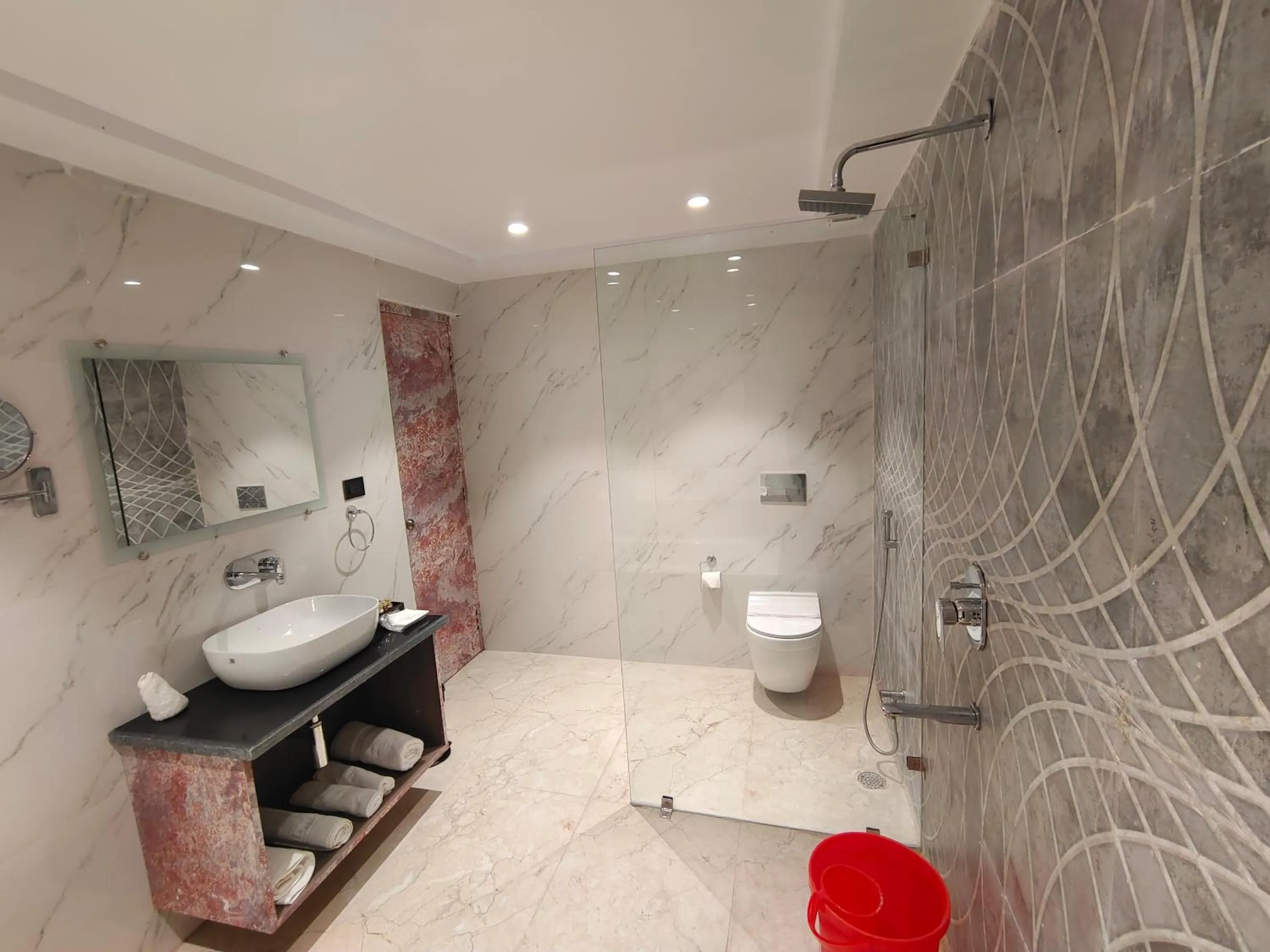 Bathroom in The Emerald Hotel & Siya Milan Banquets