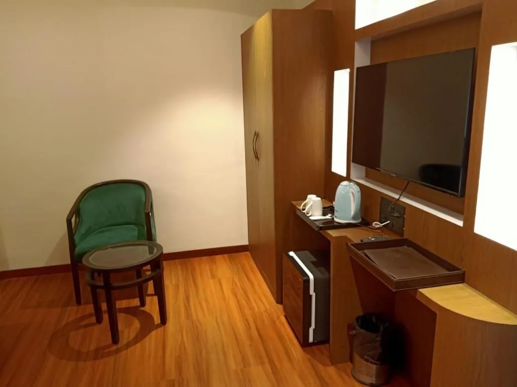 The Emerald Hotel & Siya Milan Banquets