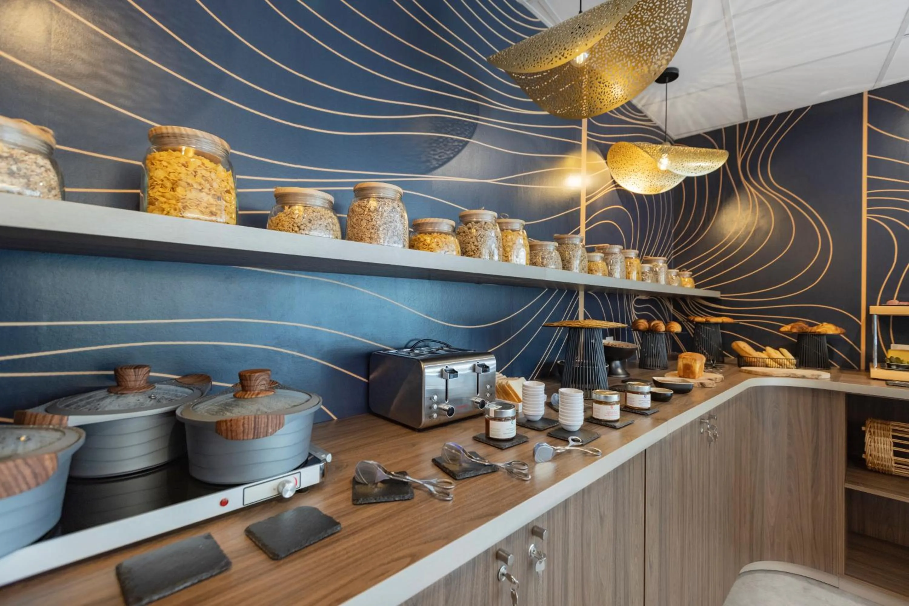 Breakfast in The Originals Résidence Aix Schuman