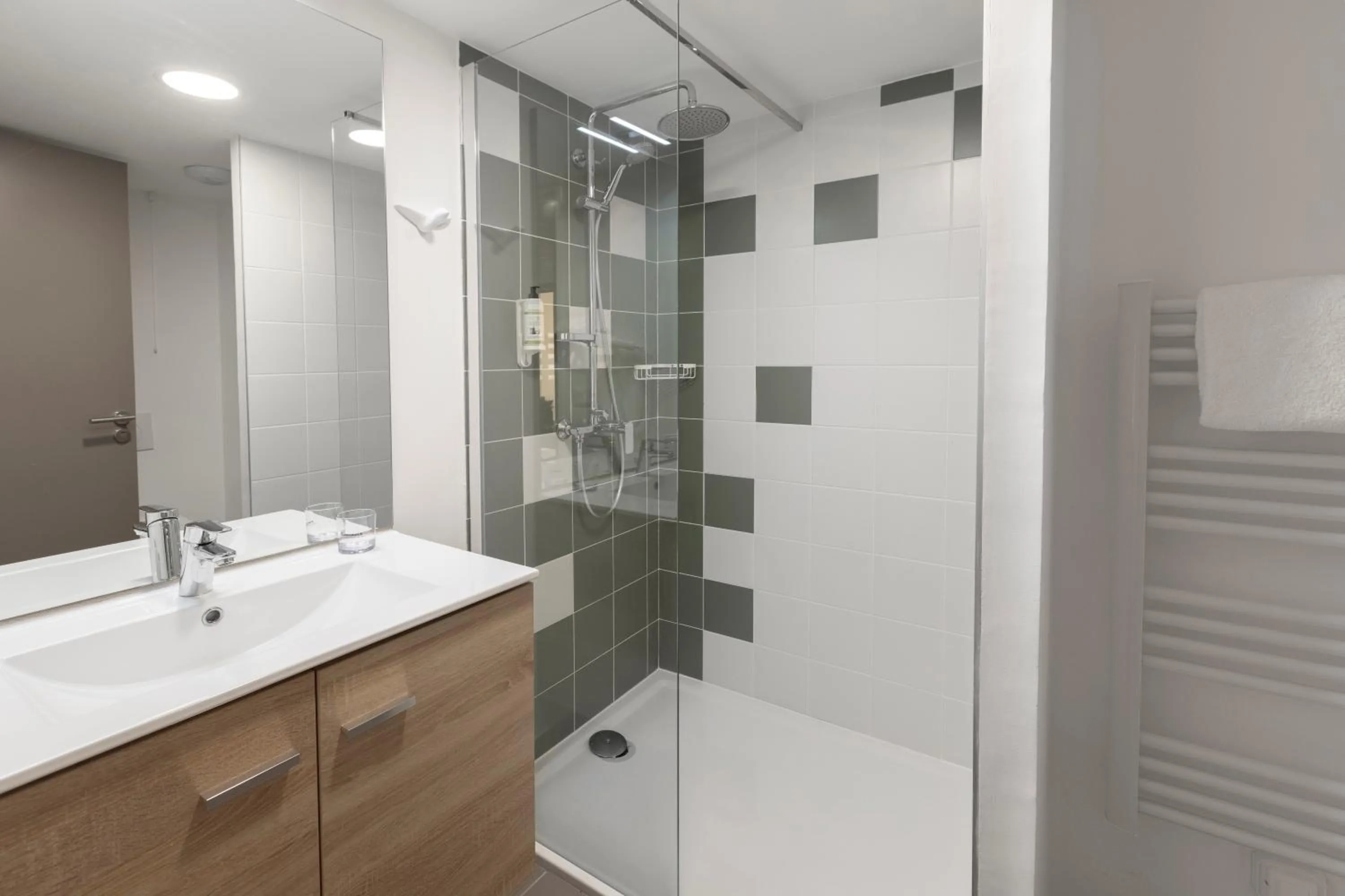 Shower in The Originals Résidence Aix Schuman