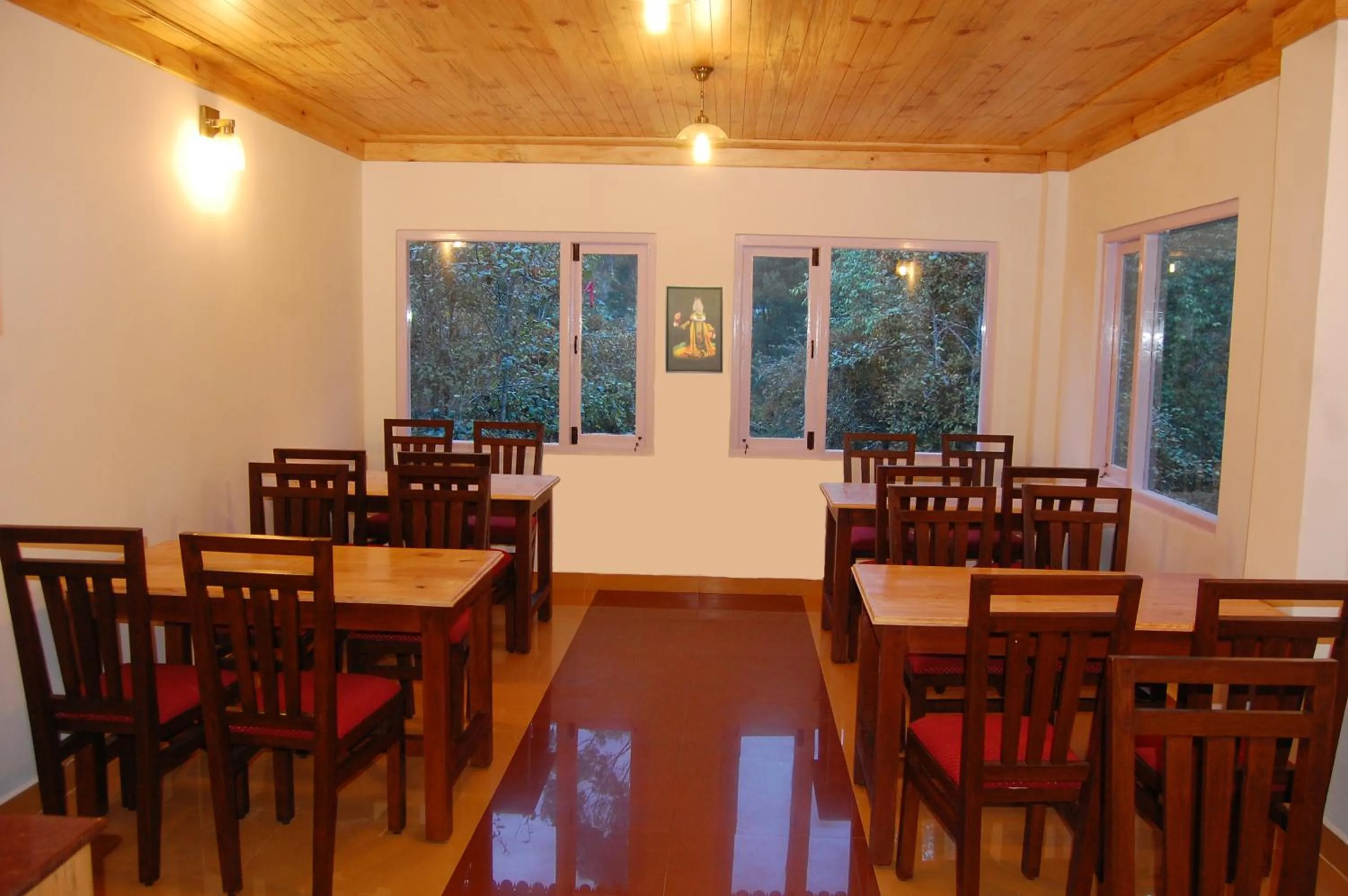 Restaurant/places to eat in Altius Nest Hotel