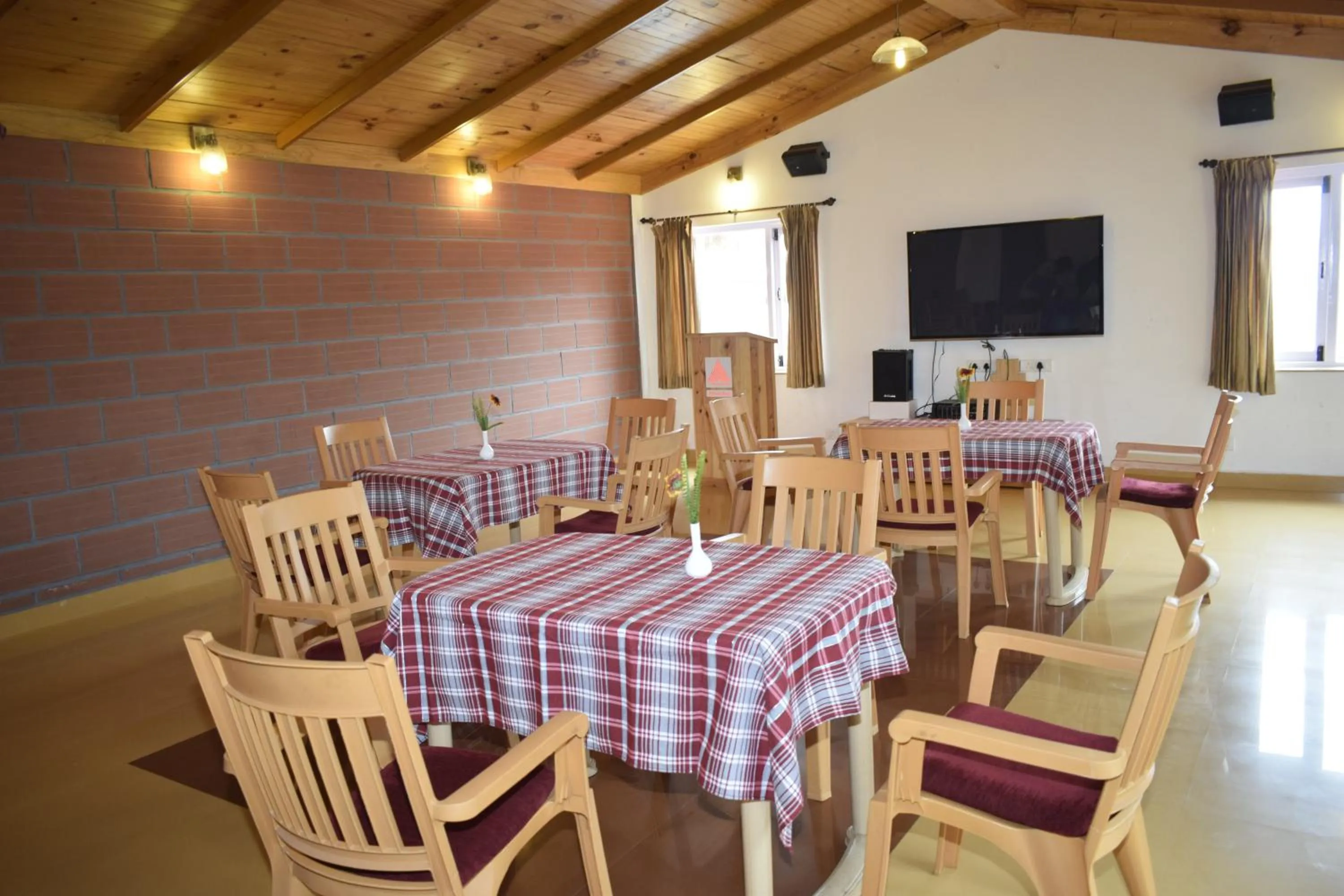 Restaurant/places to eat in Altius Nest Hotel