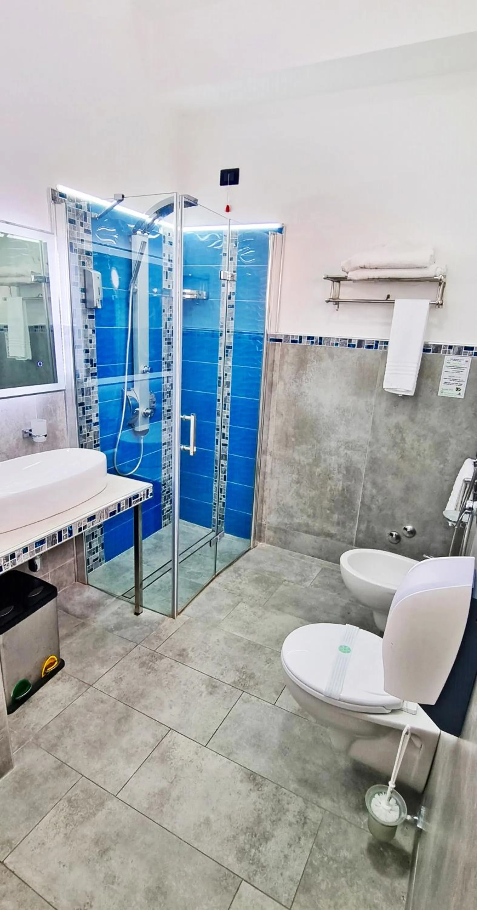 Shower in Hotel Blu Eden