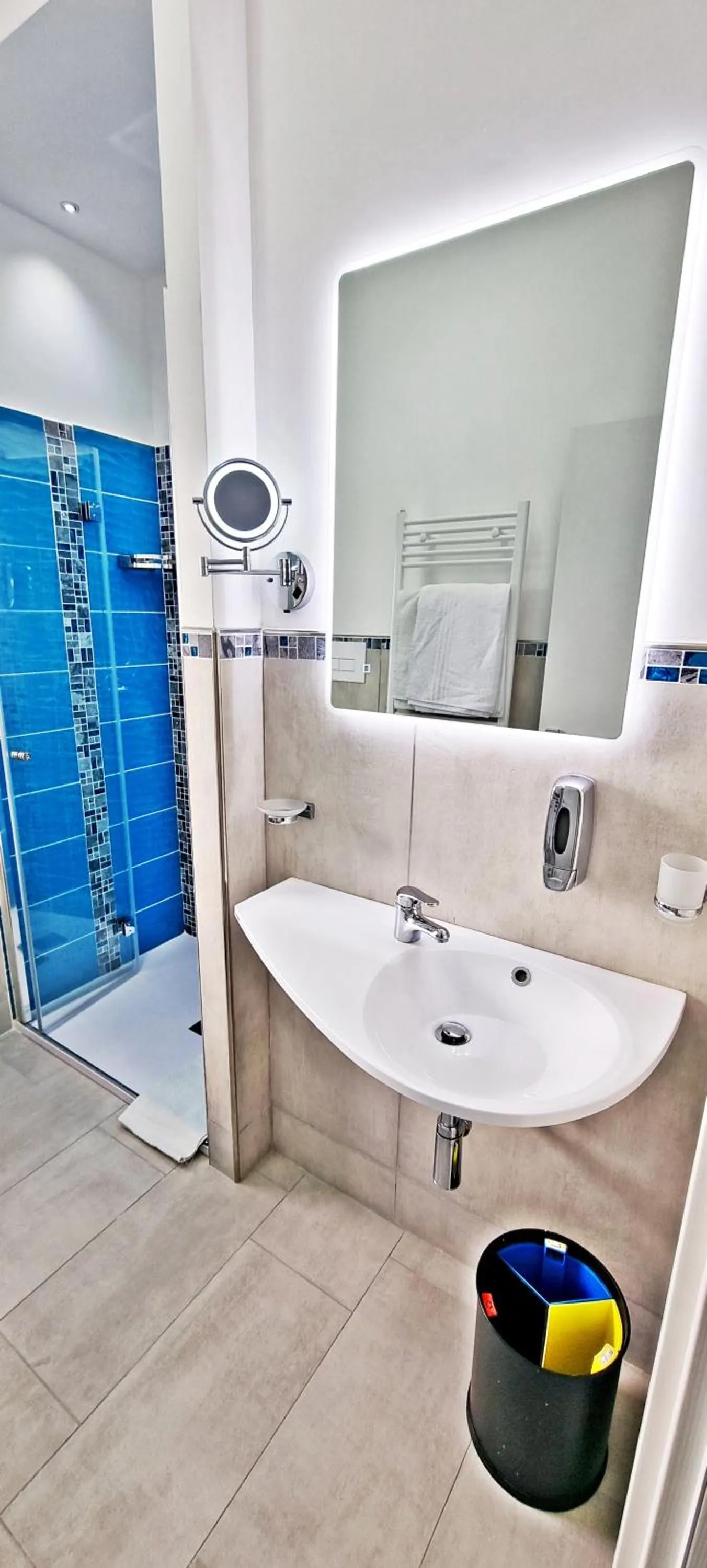 Shower in Hotel Blu Eden