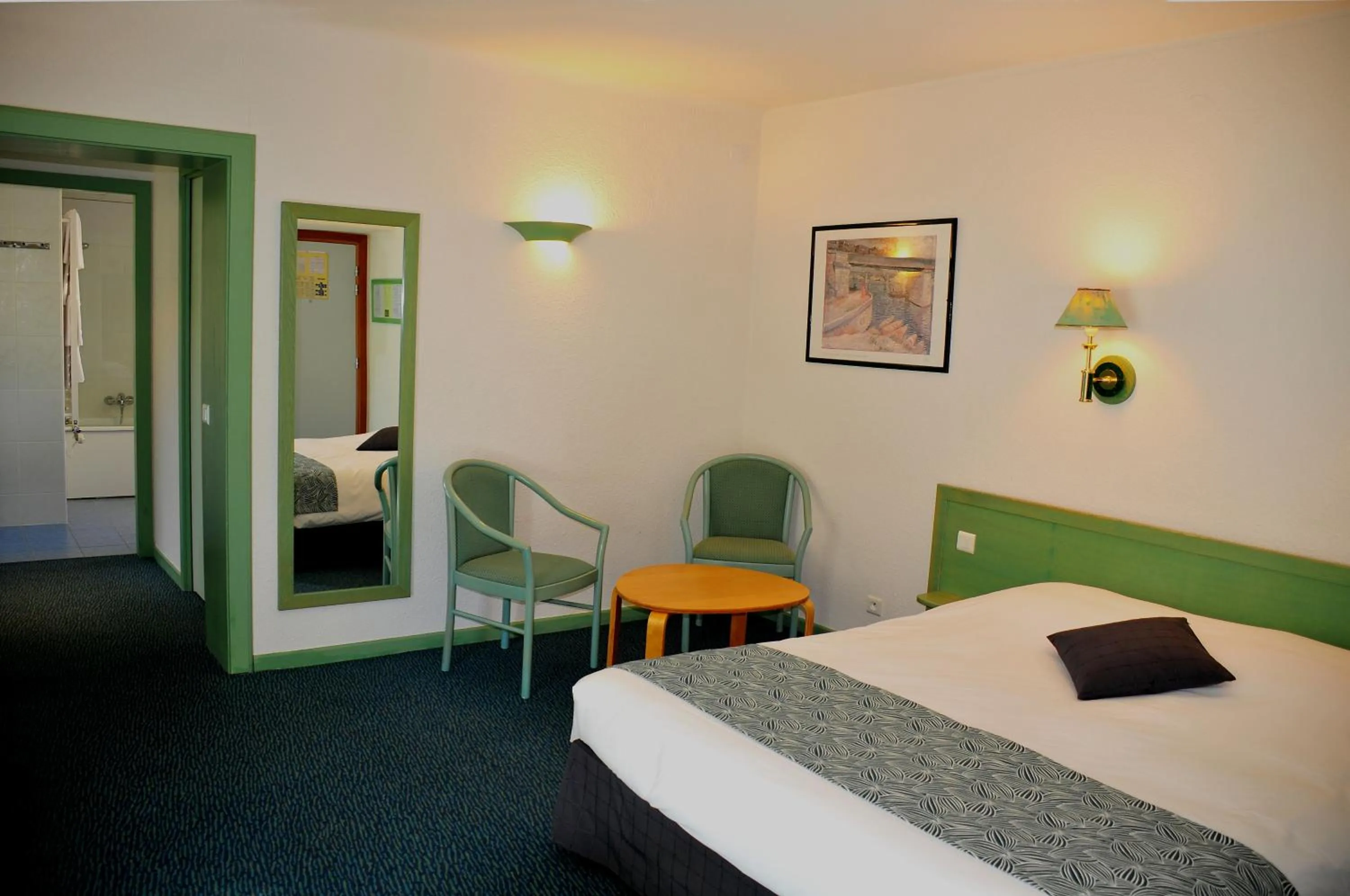 Photo of the whole room, Bed in Logis Hôtel - Restaurant Aux Bruyères