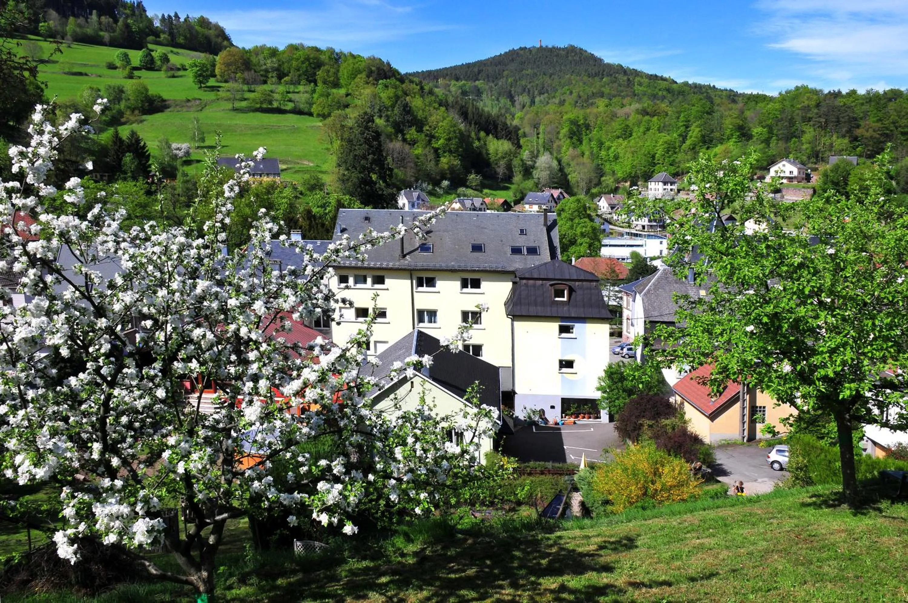 Property building in Logis Hôtel - Restaurant Aux Bruyères