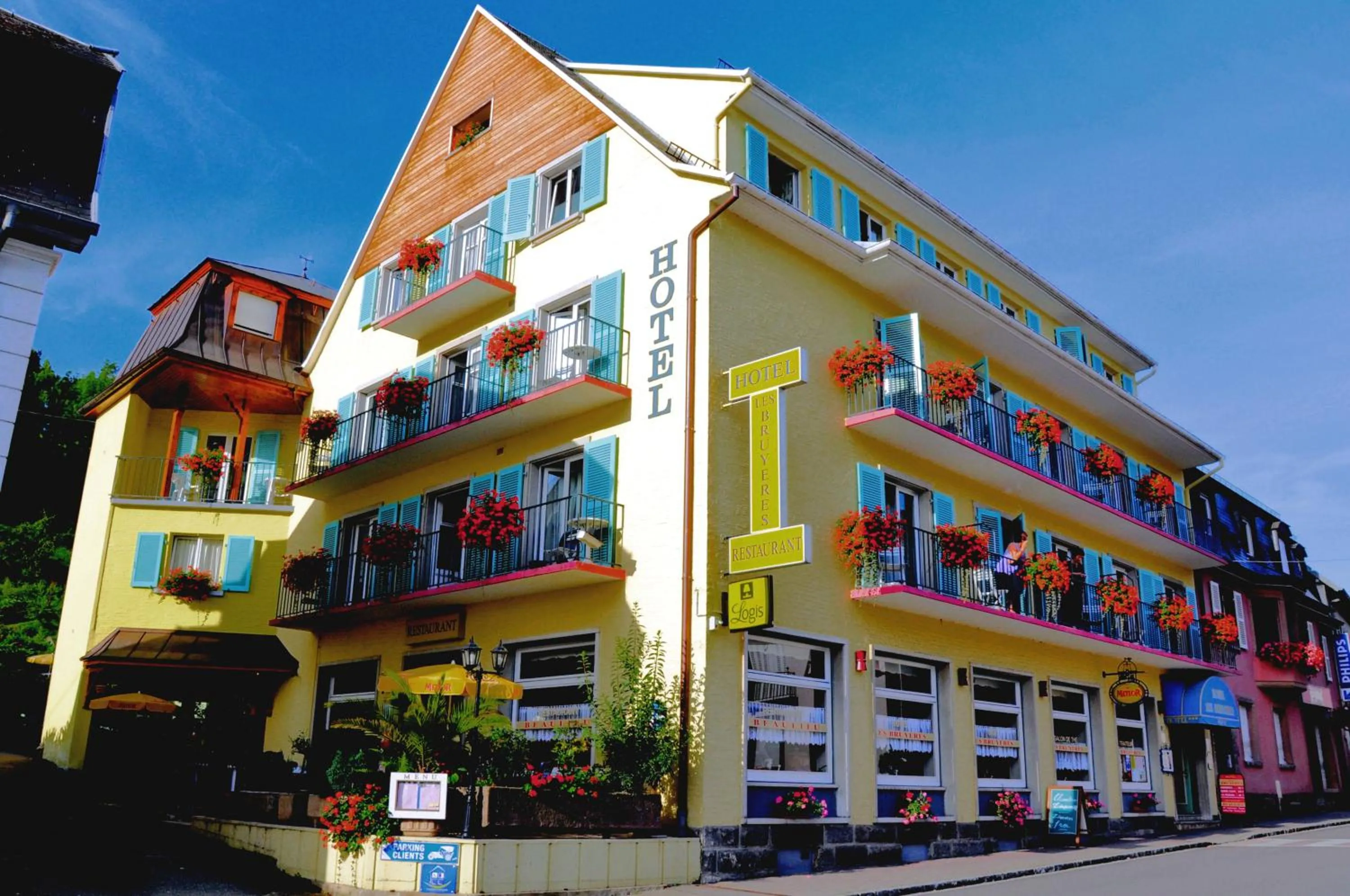 Property building in Logis Hôtel - Restaurant Aux Bruyères