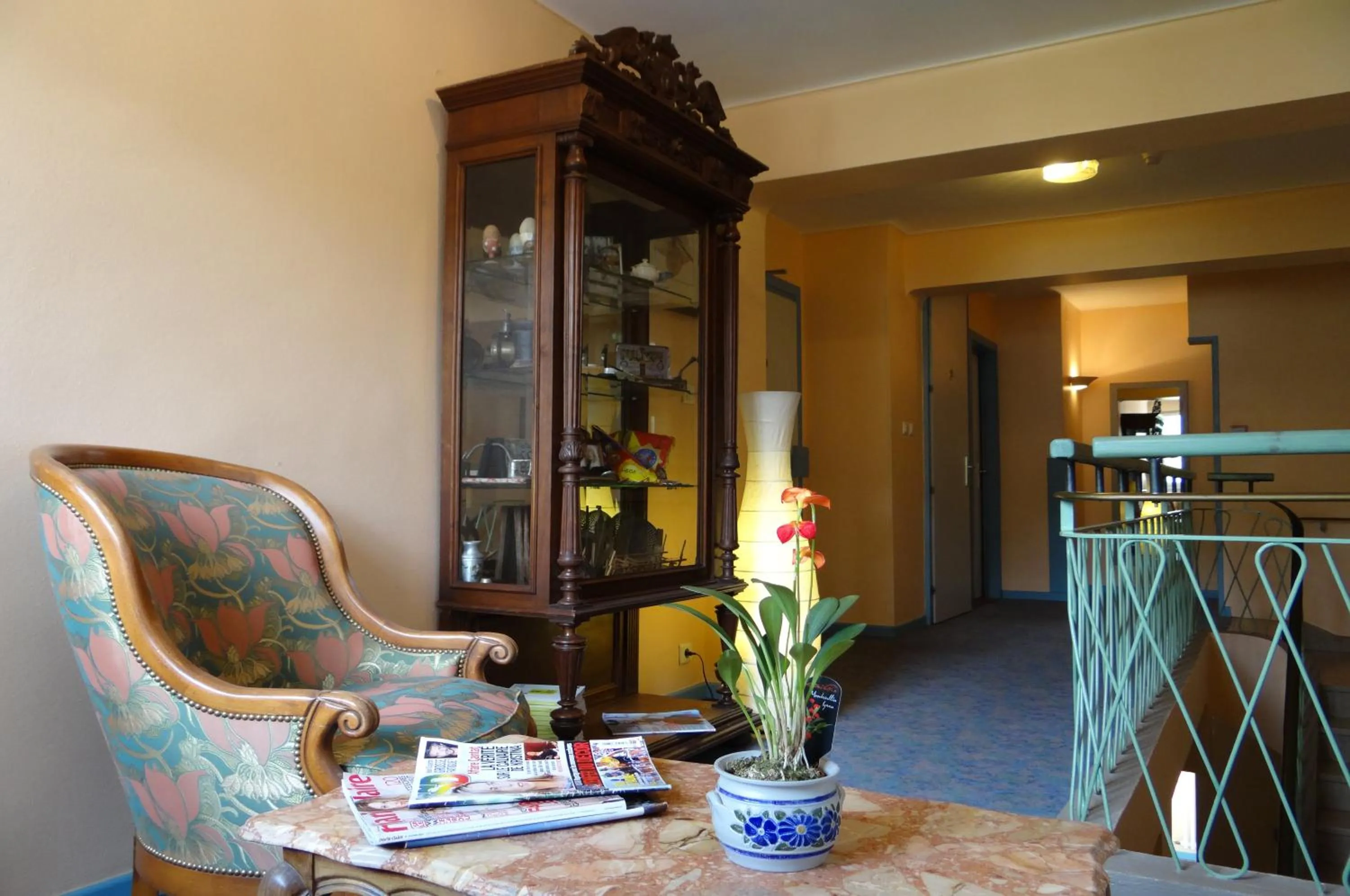 Lobby or reception in Logis Hôtel - Restaurant Aux Bruyères