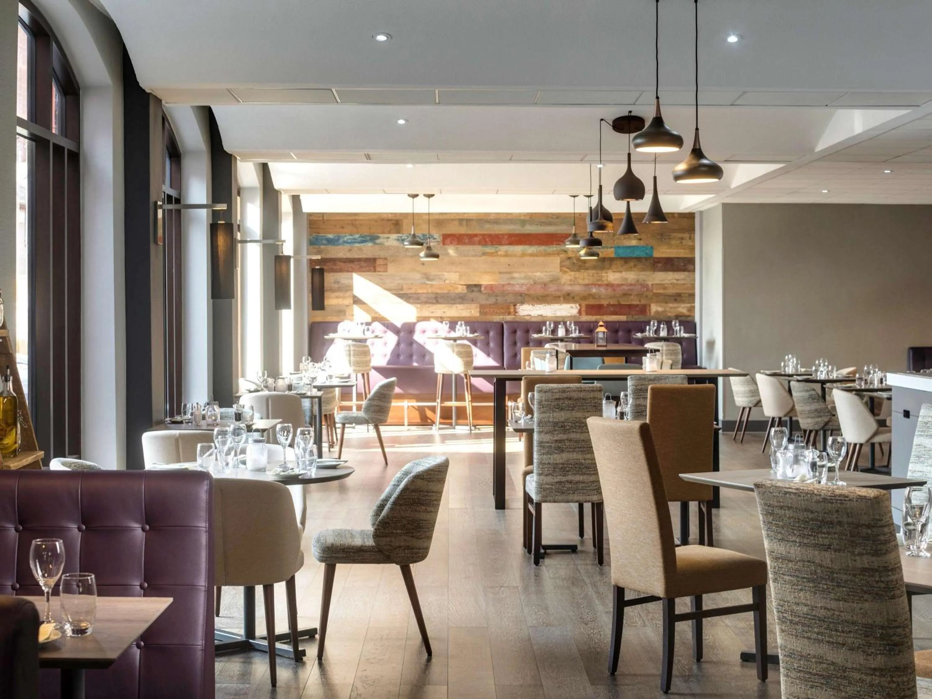 Restaurant/places to eat in Novotel Ipswich Centre