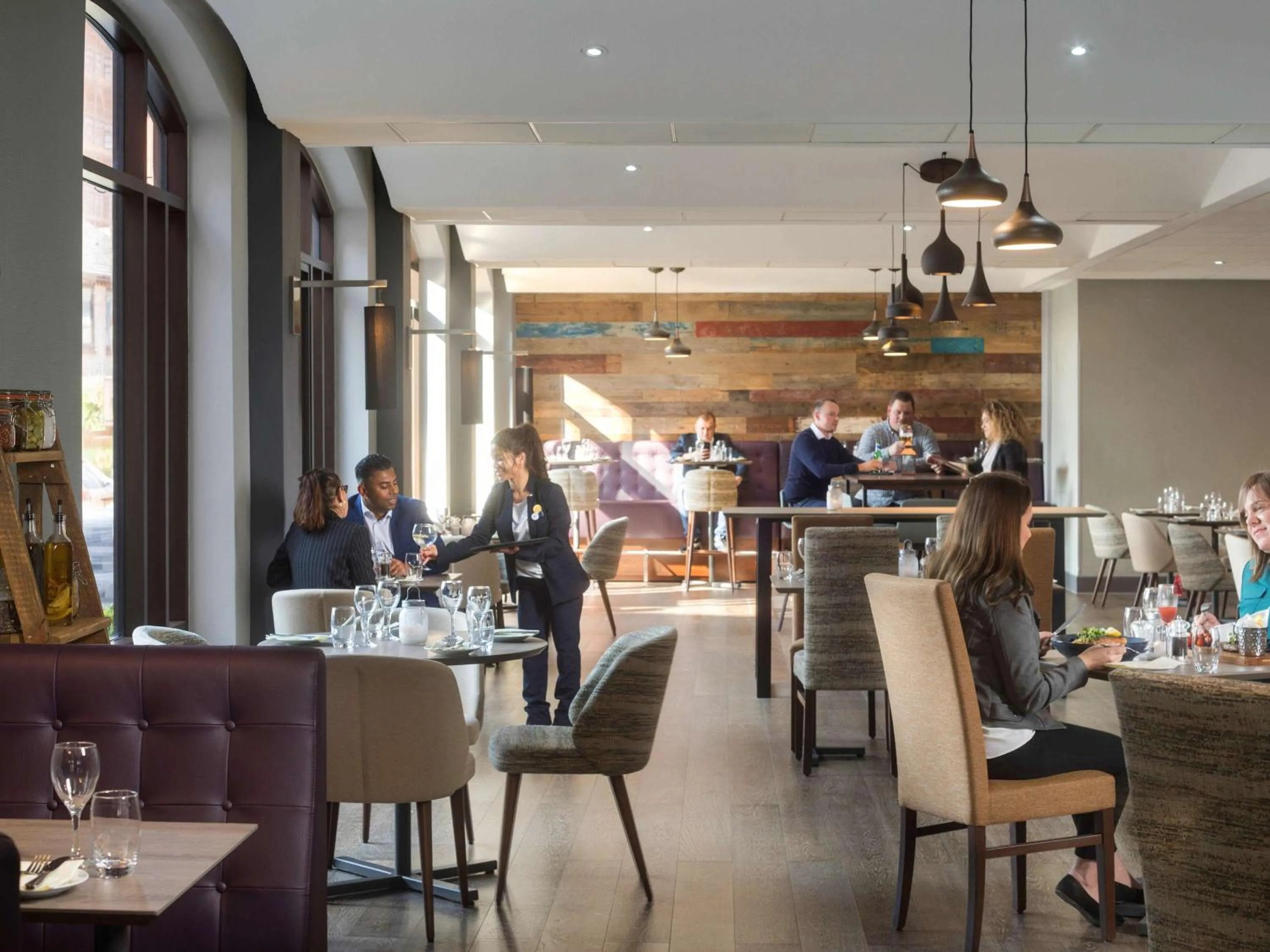 Restaurant/places to eat in Novotel Ipswich Centre