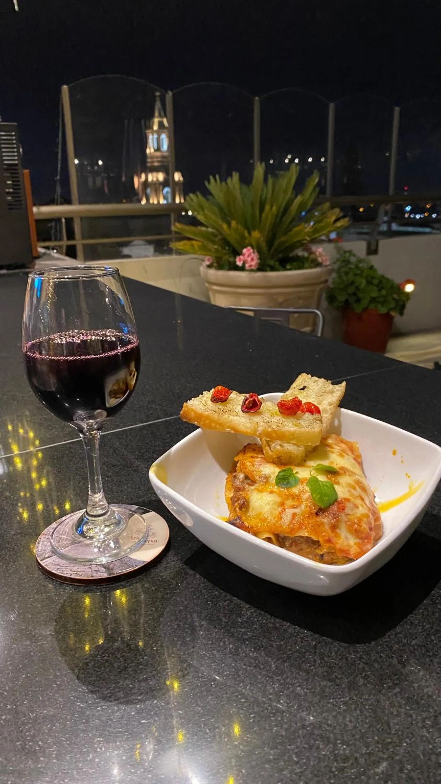 Restaurant/places to eat in ARIQUEPAY HOTEL