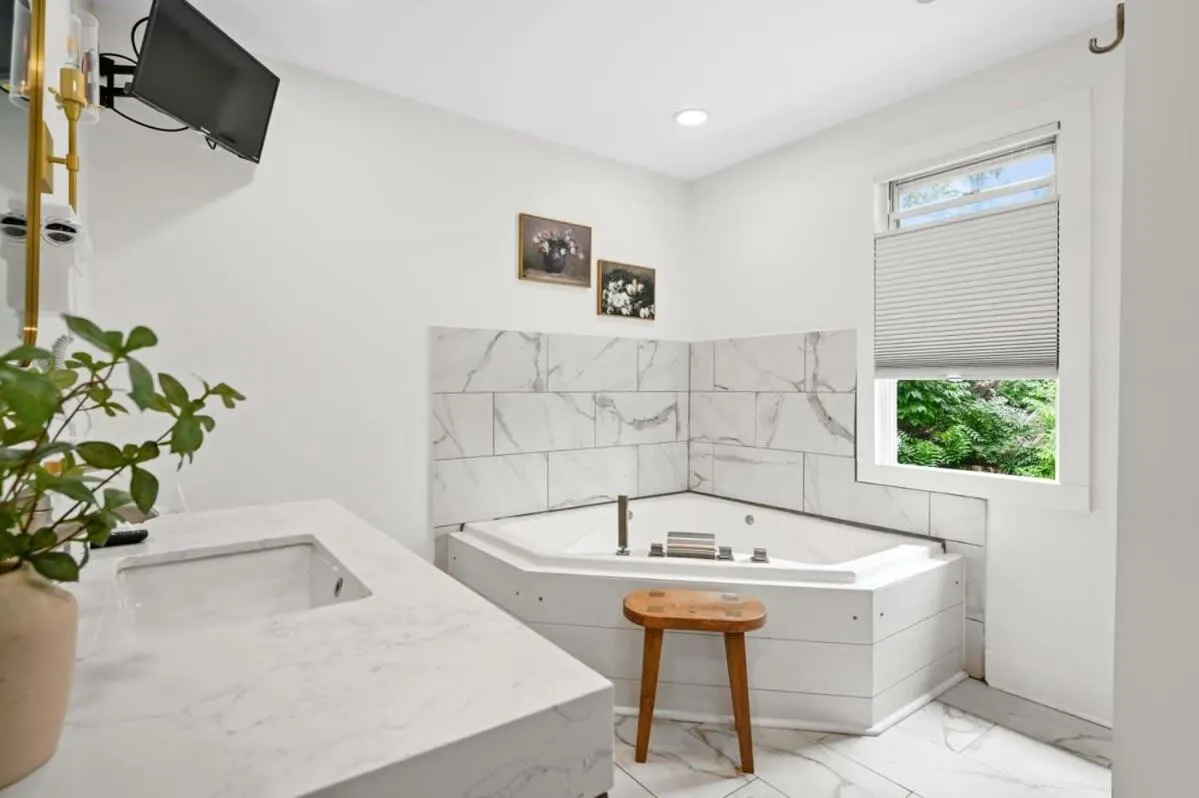 Bed in 4BR for 10, Near Ark, High-Tech Kitchen, Parking!