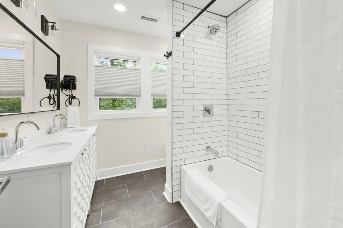 4BR for 10, Near Ark, High-Tech Kitchen, Parking!