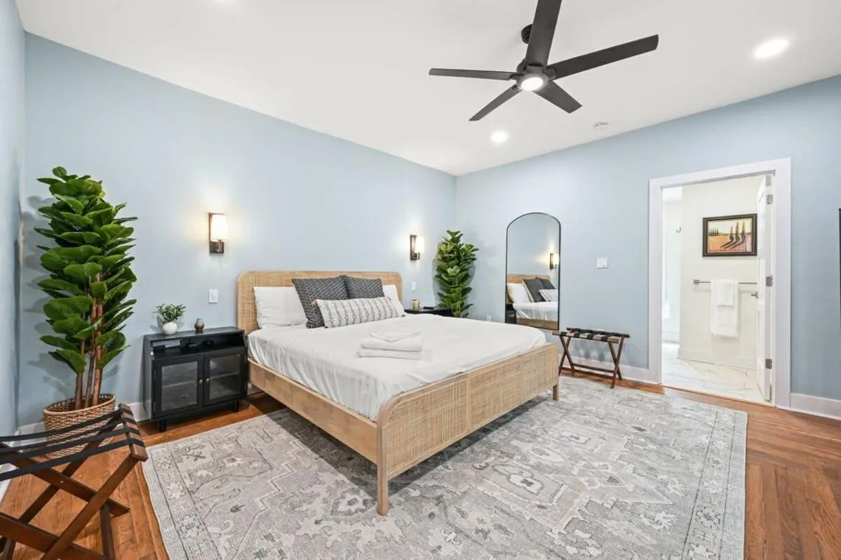 Bed in 4BR for 10, Near Ark, High-Tech Kitchen, Parking!