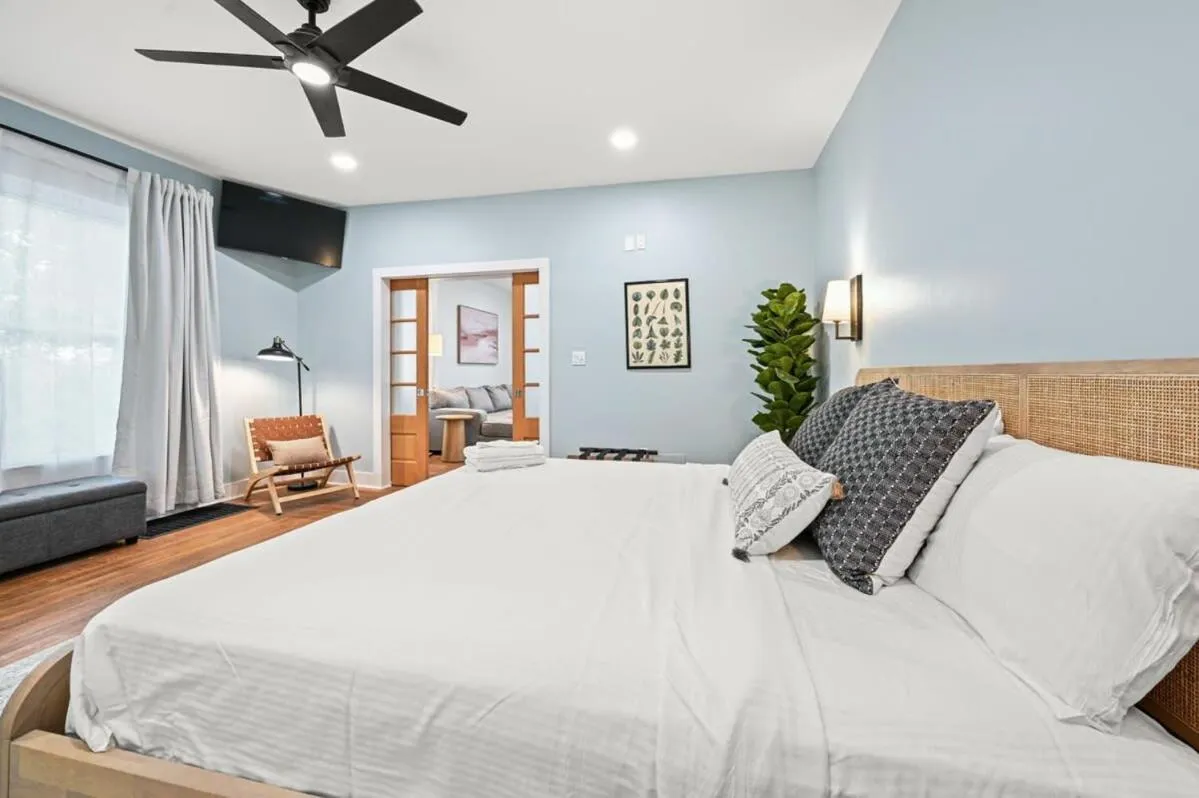 Bed in 4BR for 10, Near Ark, High-Tech Kitchen, Parking!