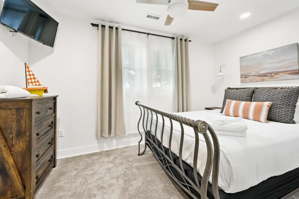 Bed in 4BR for 10, Near Ark, High-Tech Kitchen, Parking!