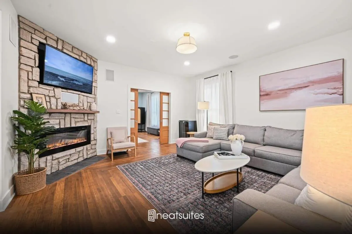 4BR for 10, Near Ark, High-Tech Kitchen, Parking!