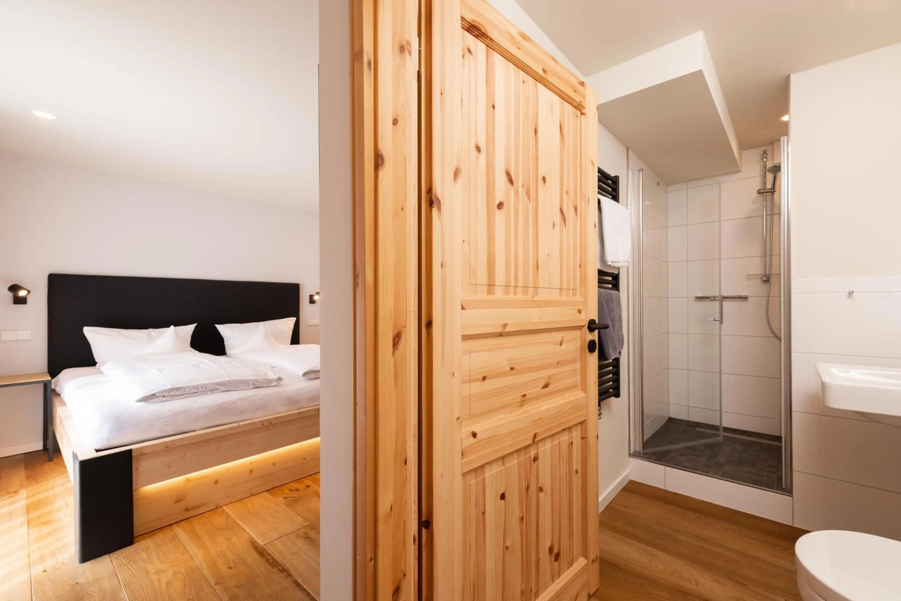 Shower, Bed in freistil Boutiquehotel