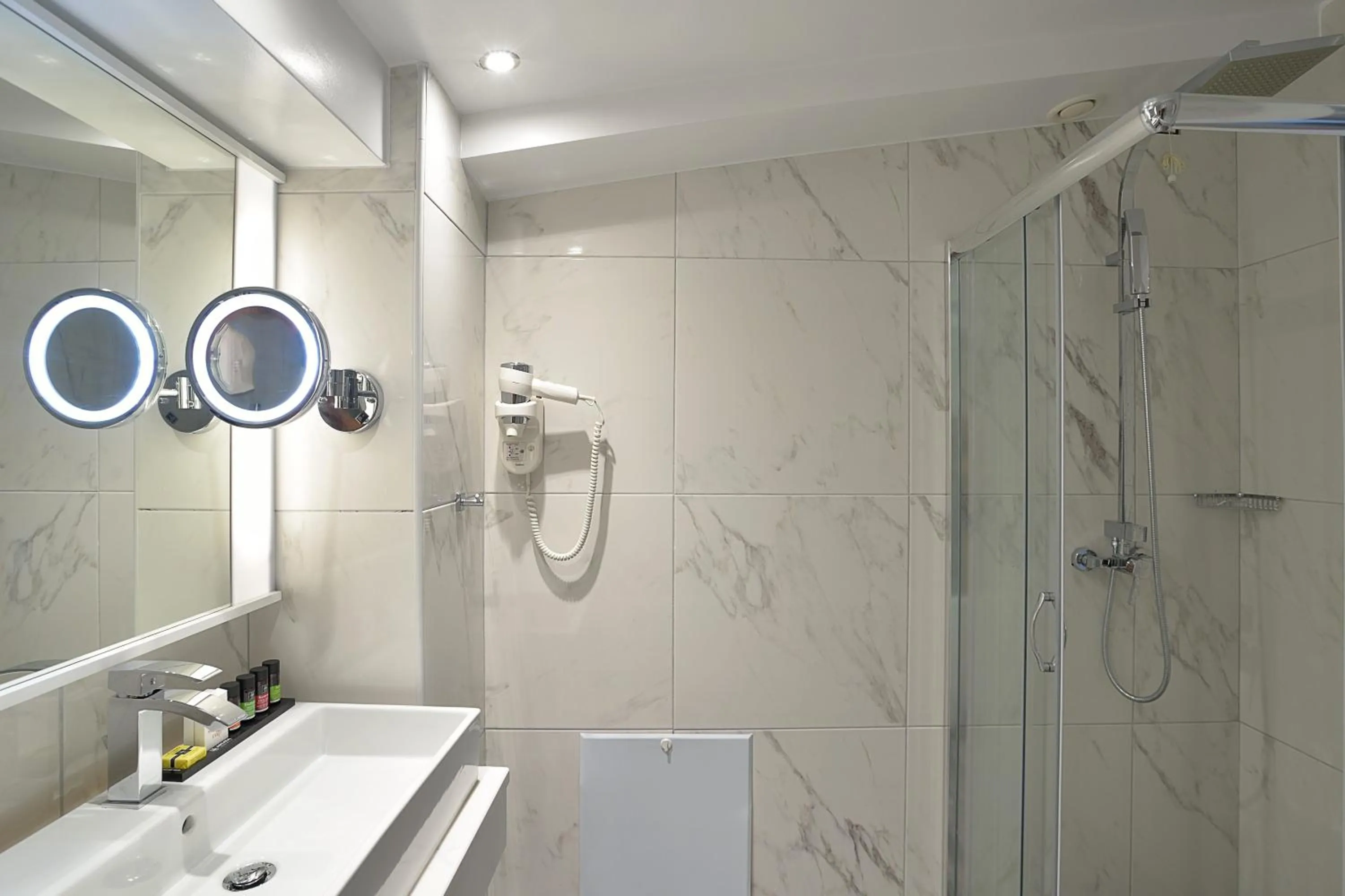 Shower in TRYP by Wyndham Corfu Dassia