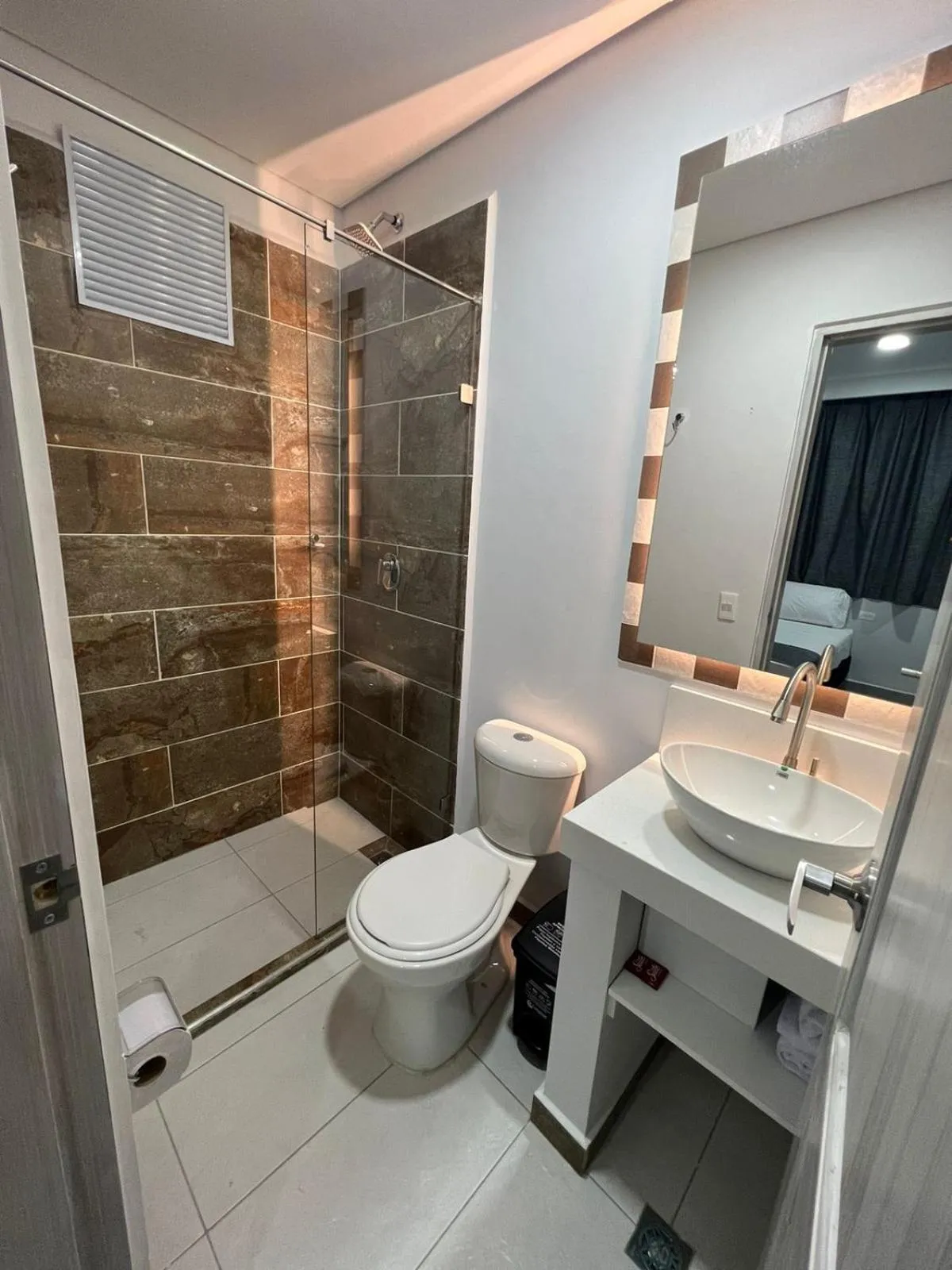 Bathroom in El Oscar Hotel