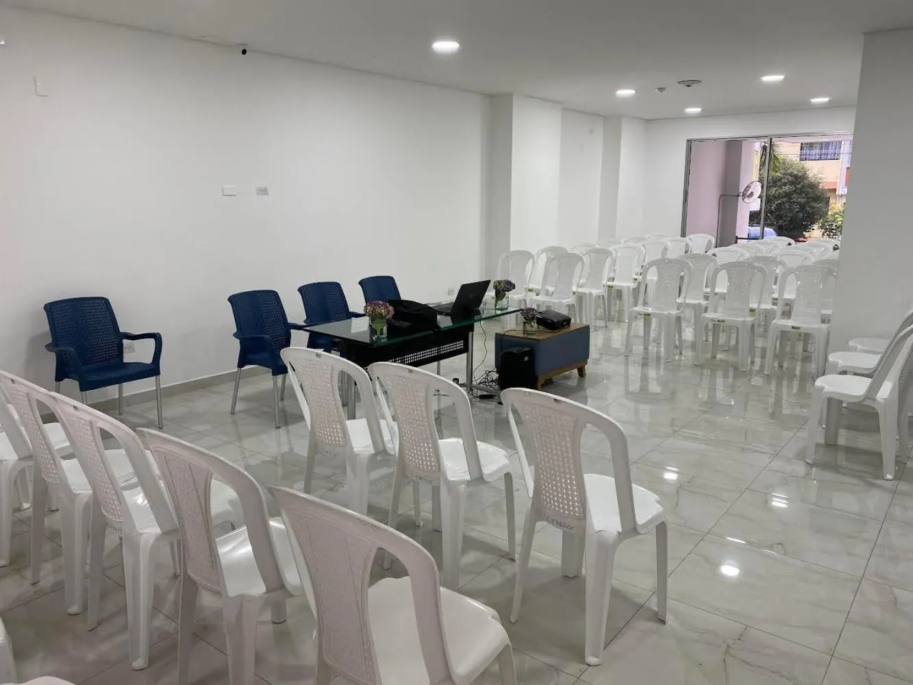 Living room in El Oscar Hotel