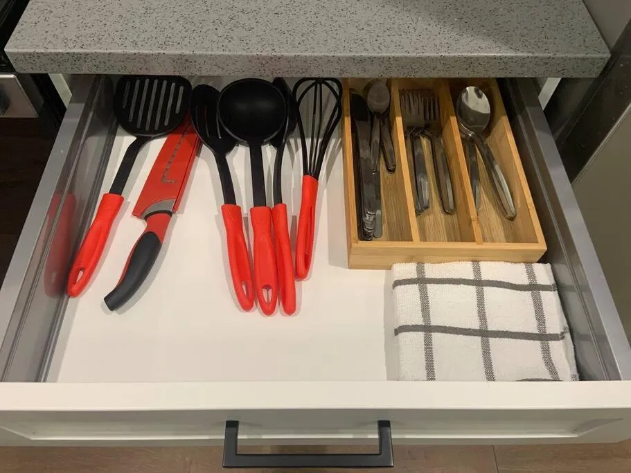 Kitchen or kitchenette in Luxurious 3 BR Villa with free parking - King Bed