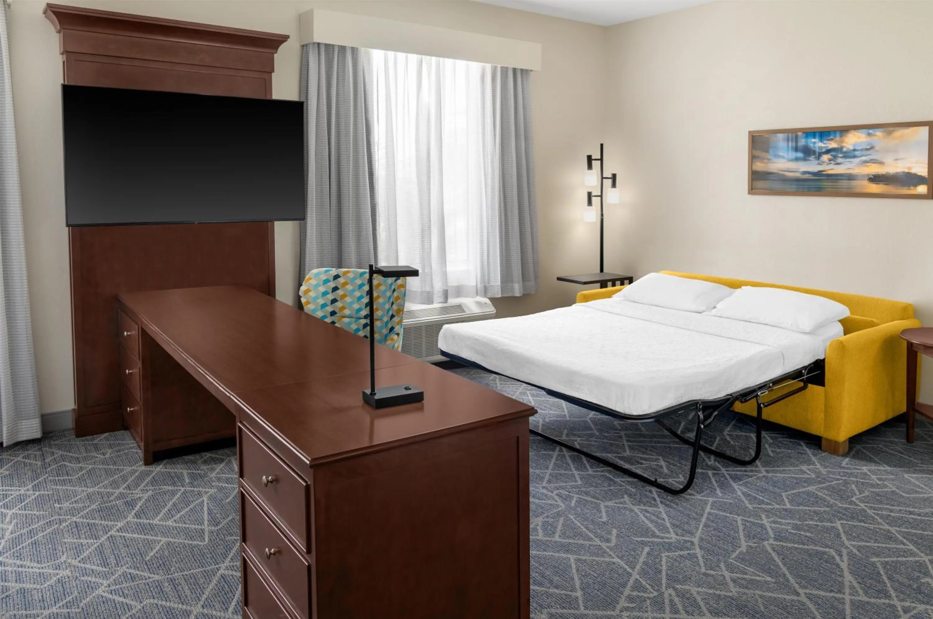 Living room, Bed in Hampton Inn and Suites Coconut Creek