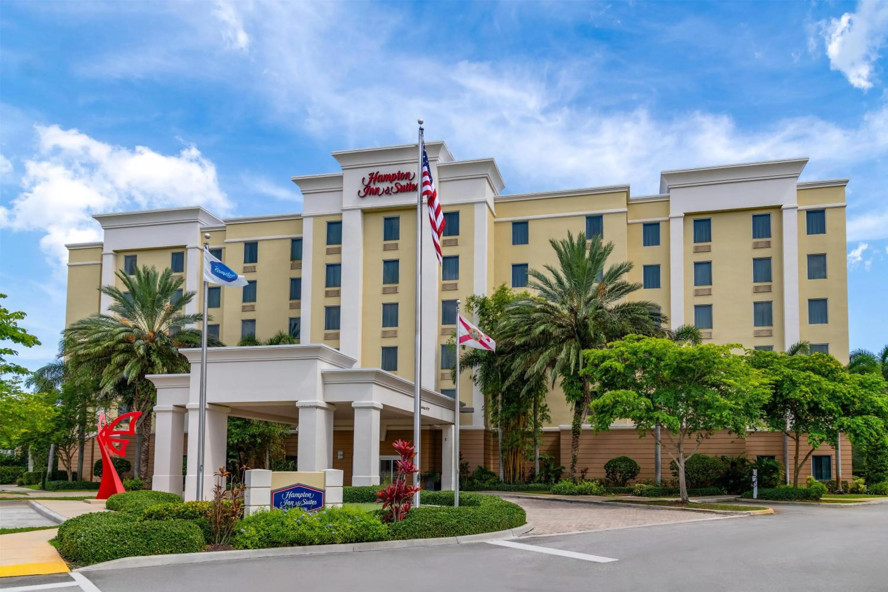 Property building in Hampton Inn and Suites Coconut Creek
