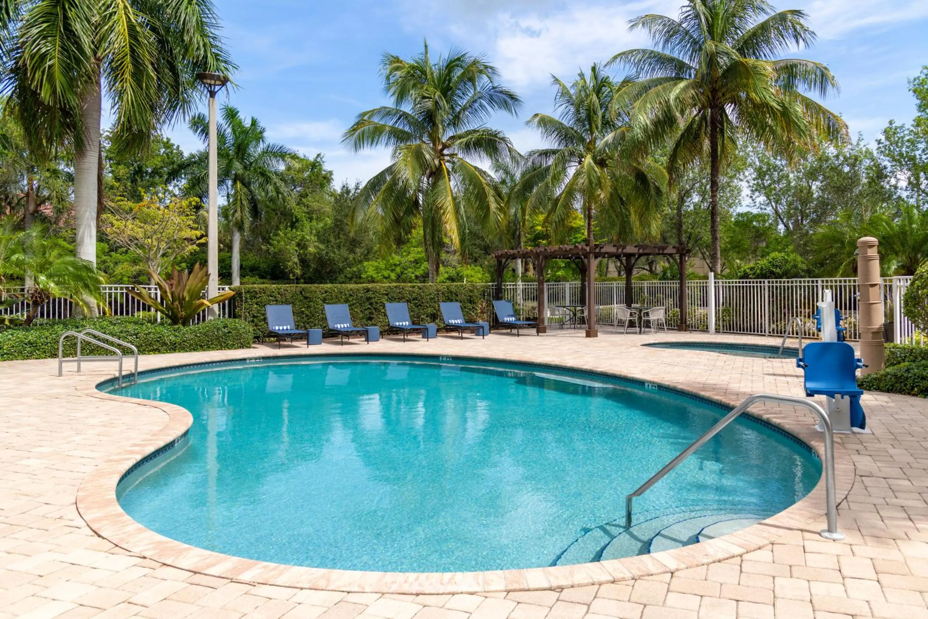 Swimming pool in Hampton Inn and Suites Coconut Creek