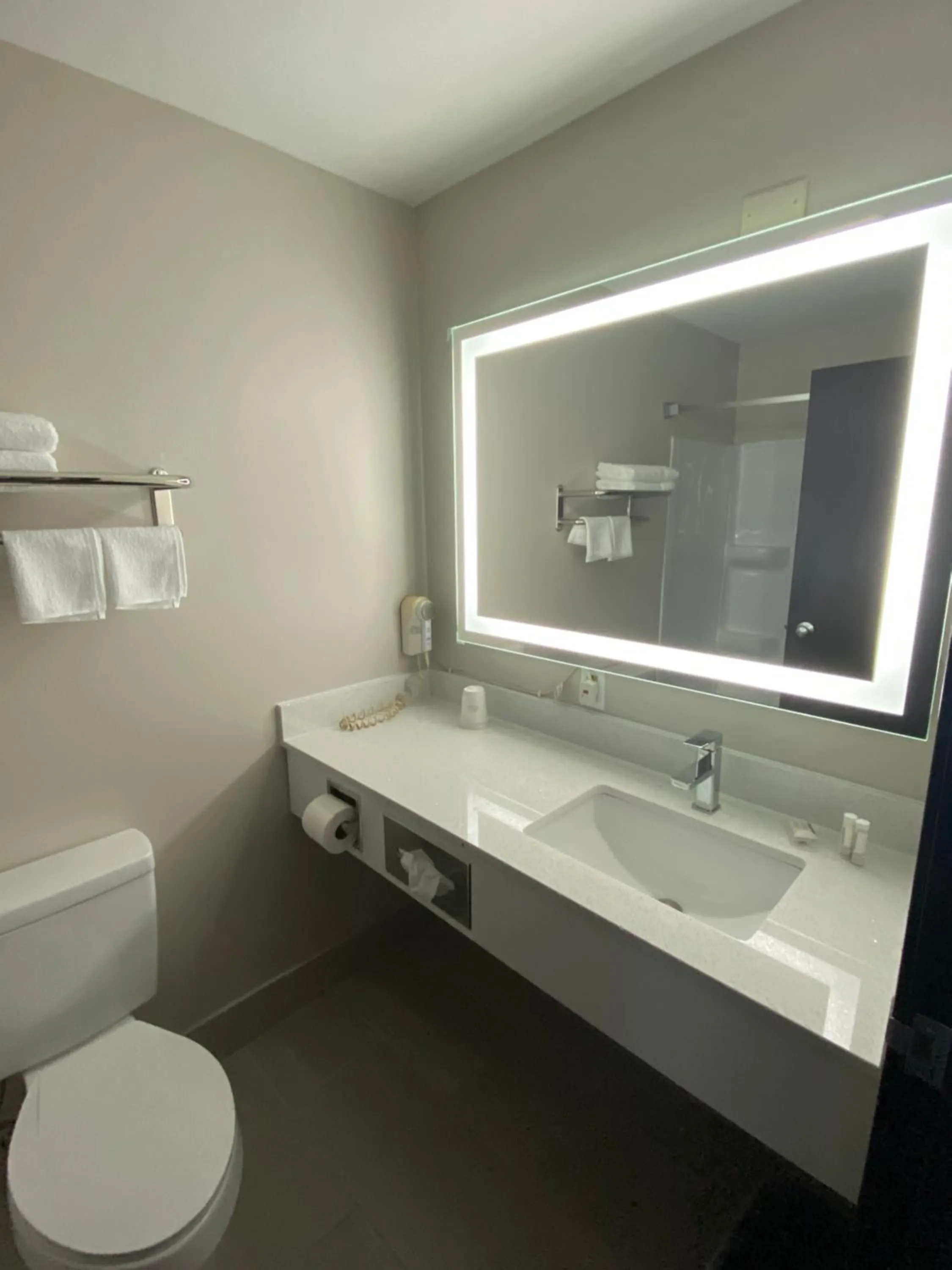 Super 8 by Wyndham Oshkosh Airport