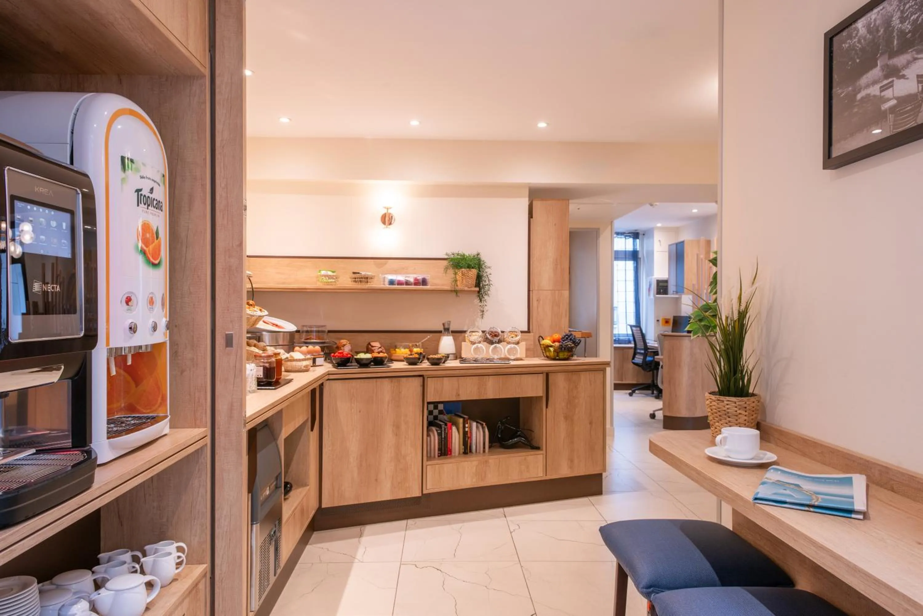 Buffet breakfast in Helussi Hôtel