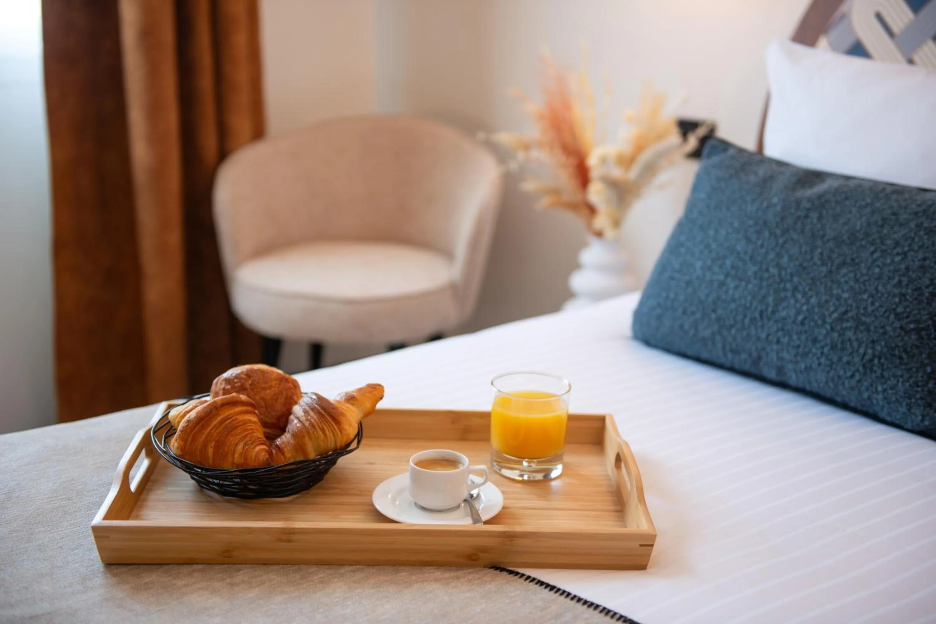 Bedroom, Bed in Helussi Hôtel